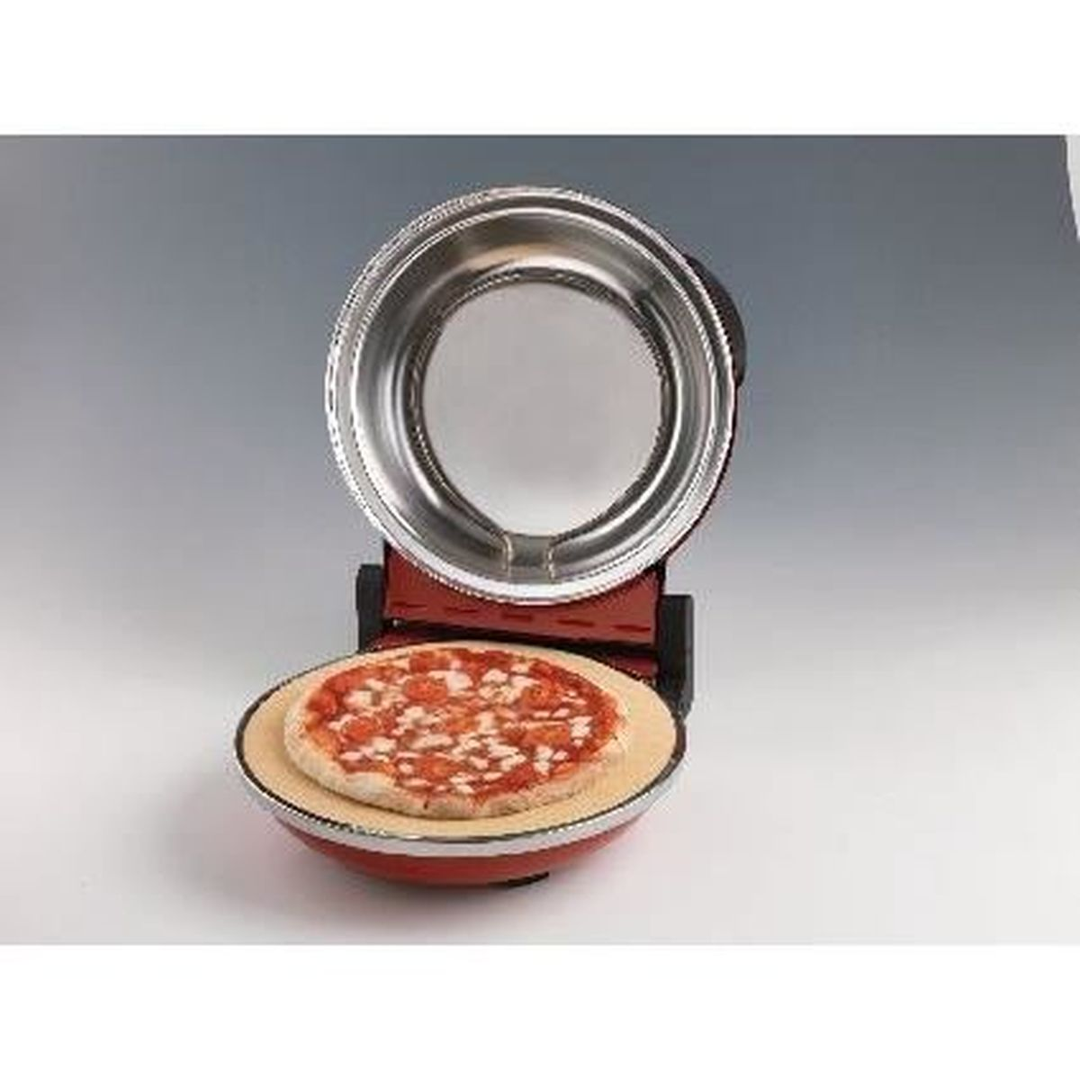 Een kleine pizzamaker met het deksel open, met een ongekookte pizza erin.