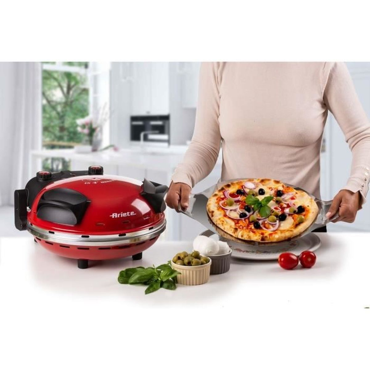 Rode pizzaoven met gebakken pizza, olijven, uien, mozzarella en basilicum.