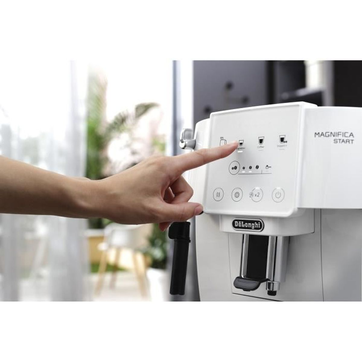 Dłoń naciska przycisk na białej maszynie do kawy Magnifica.