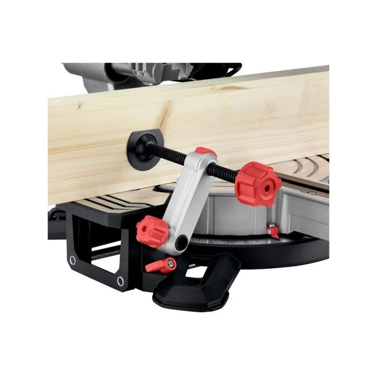 Hout op een afkortzaag, vastgezet met een klemmechanisme met rode knoppen.