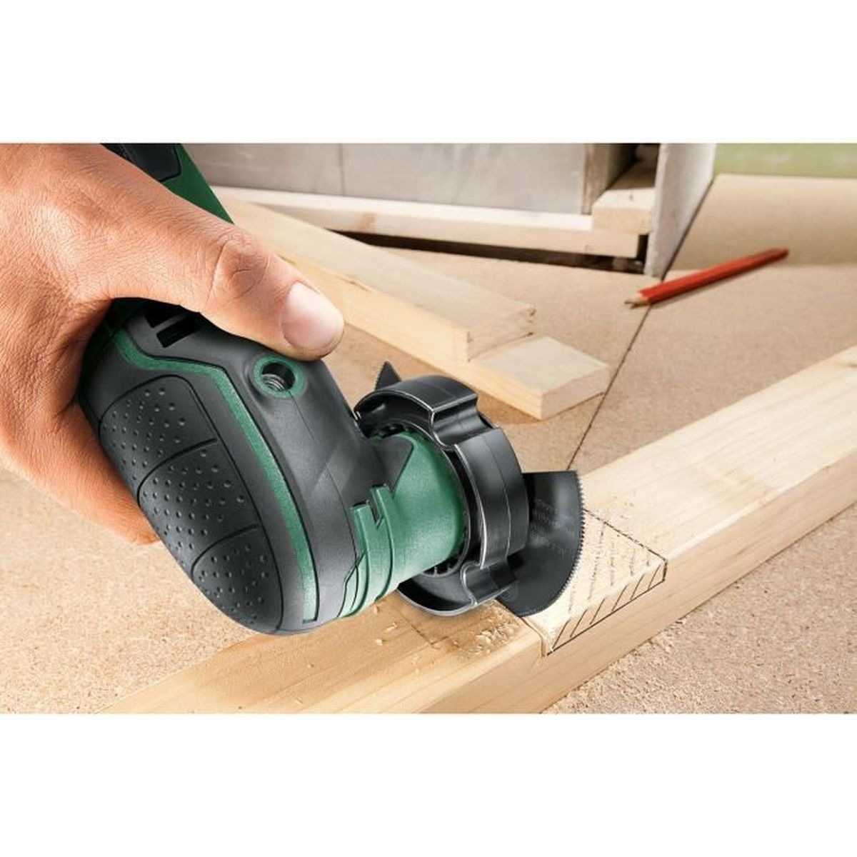Hand hält ein Werkzeug, das Holz schneidet. Werkzeug mit Sägeblatt auf Holz.