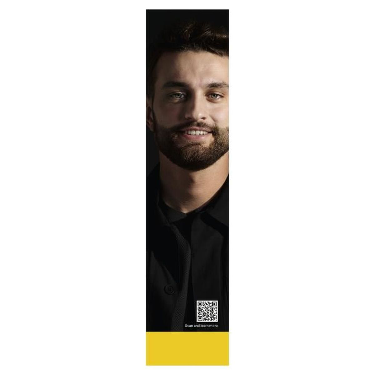 Un uomo con barba e camicia nera sorride alla telecamera. Un QR code in basso.