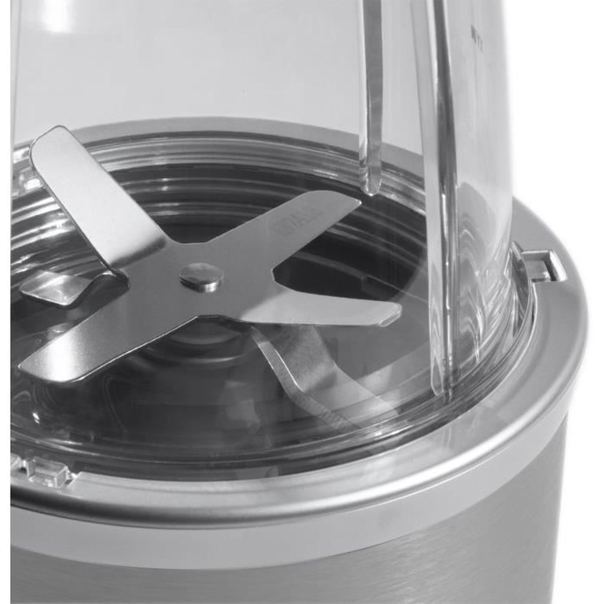 Zbliżenie ostrzy blendera z przezroczystym pojemnikiem i metalową podstawą.