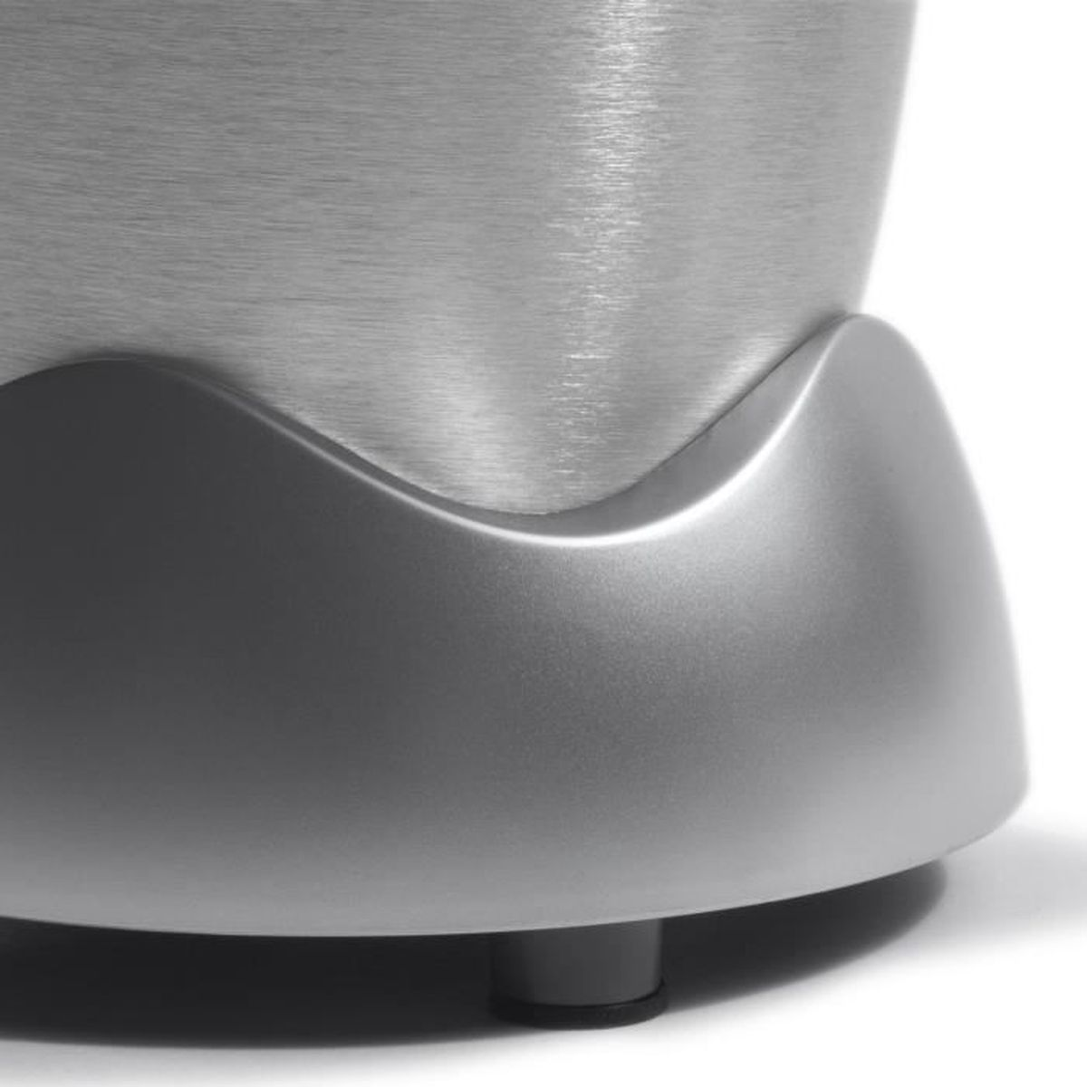 Zbliżenie zakrzywionej podstawy srebrnego urządzenia ze szczotkowanym metalowym wykończeniem.