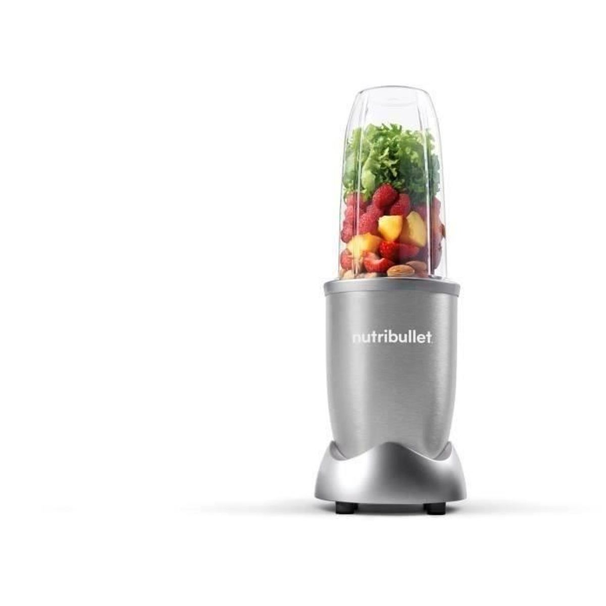 Srebrny blender Nutribullet wypełniony owocami i warzywami.