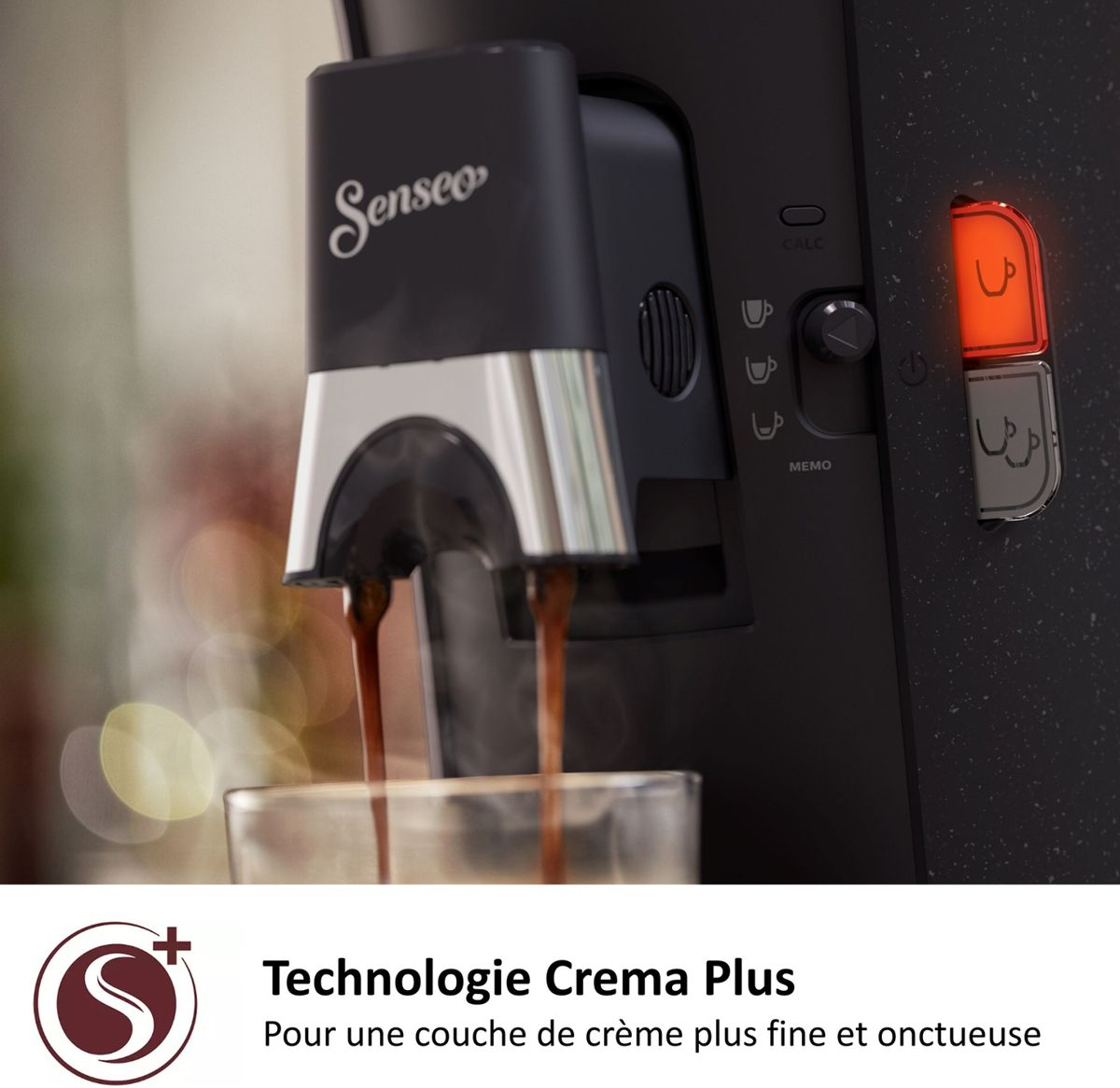 Eine Senseo-Kaffeemaschine brüht Kaffee in ein Glas, mit leuchtenden Tasten.