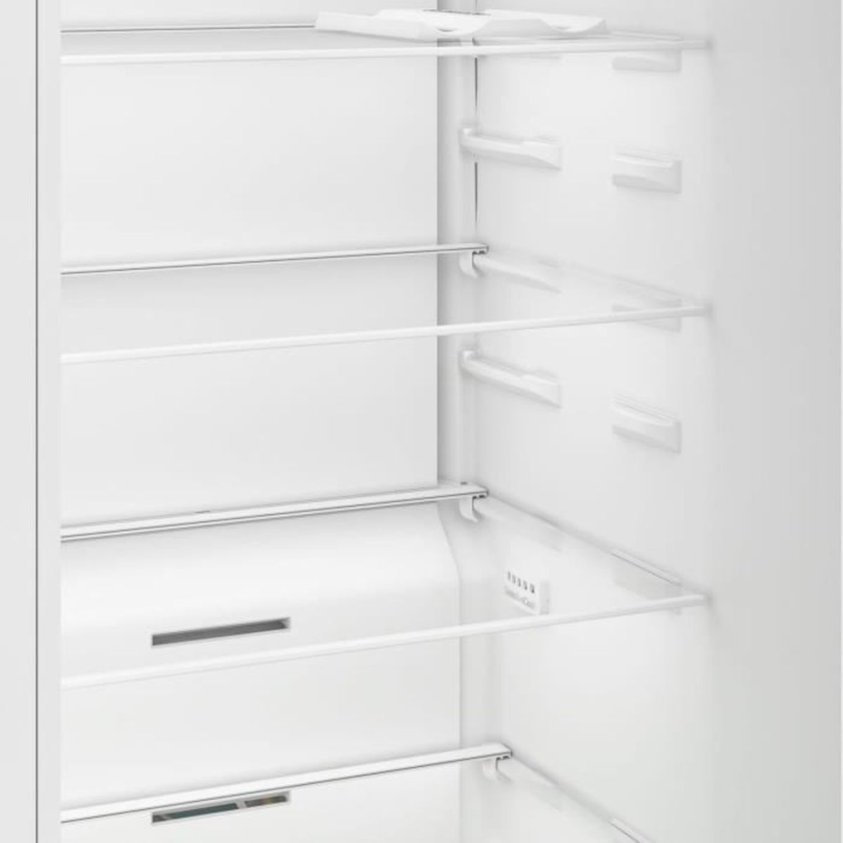 Leere weiße Kühlschrankfächer mit Glasböden und Türfächern.