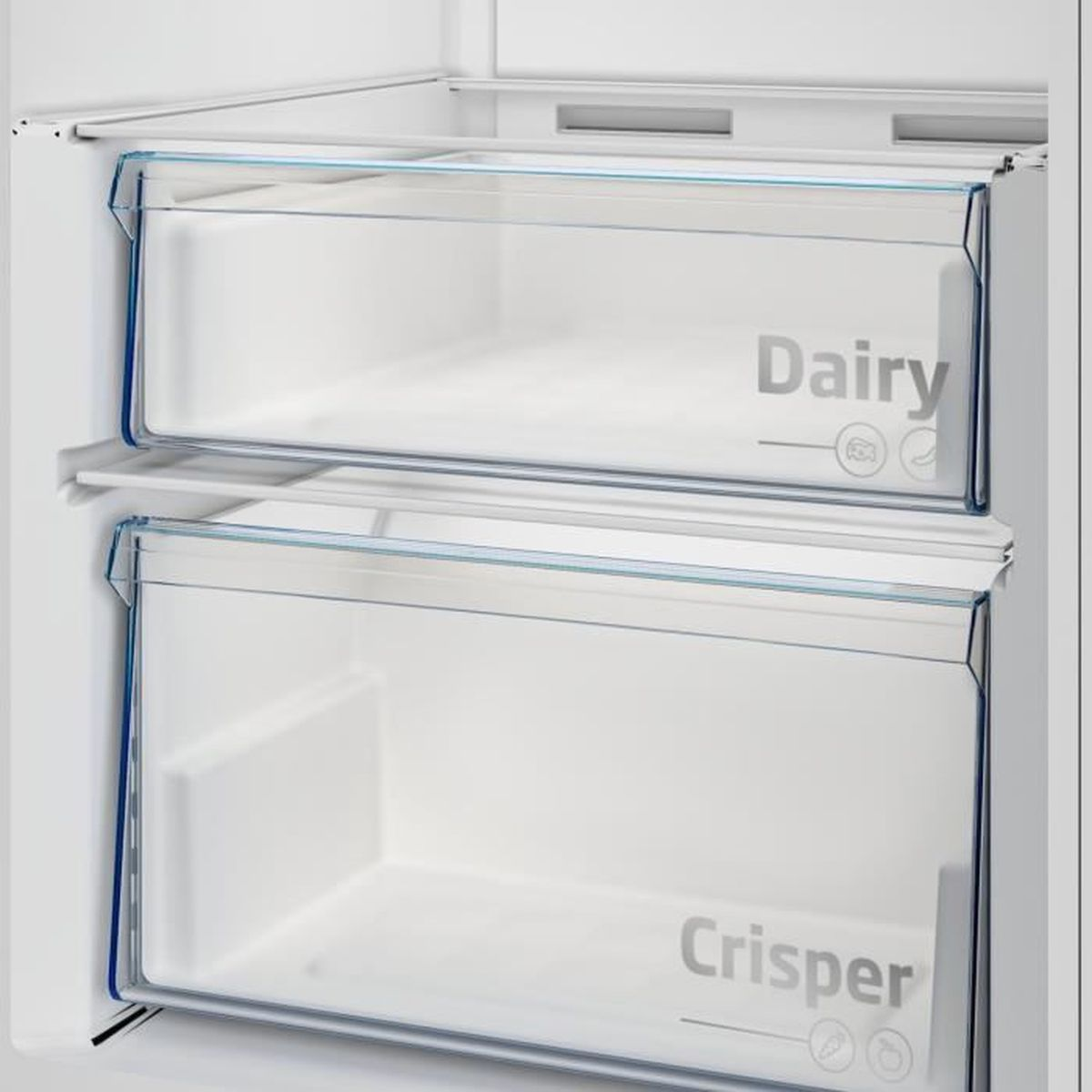 Zwei durchsichtige Kühlschubladen, eine beschriftet mit 'Dairy', die andere mit 'Crisper'.