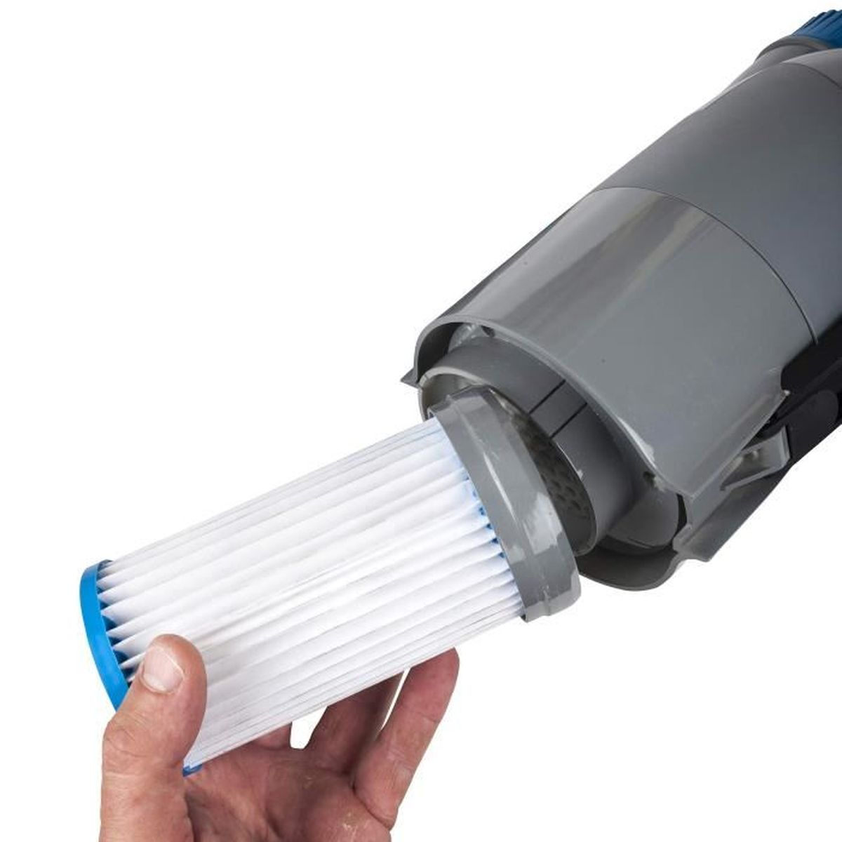 Eine Hand entfernt einen weißen Filter mit blauen Akzenten aus einem grauen Staubsauger.
