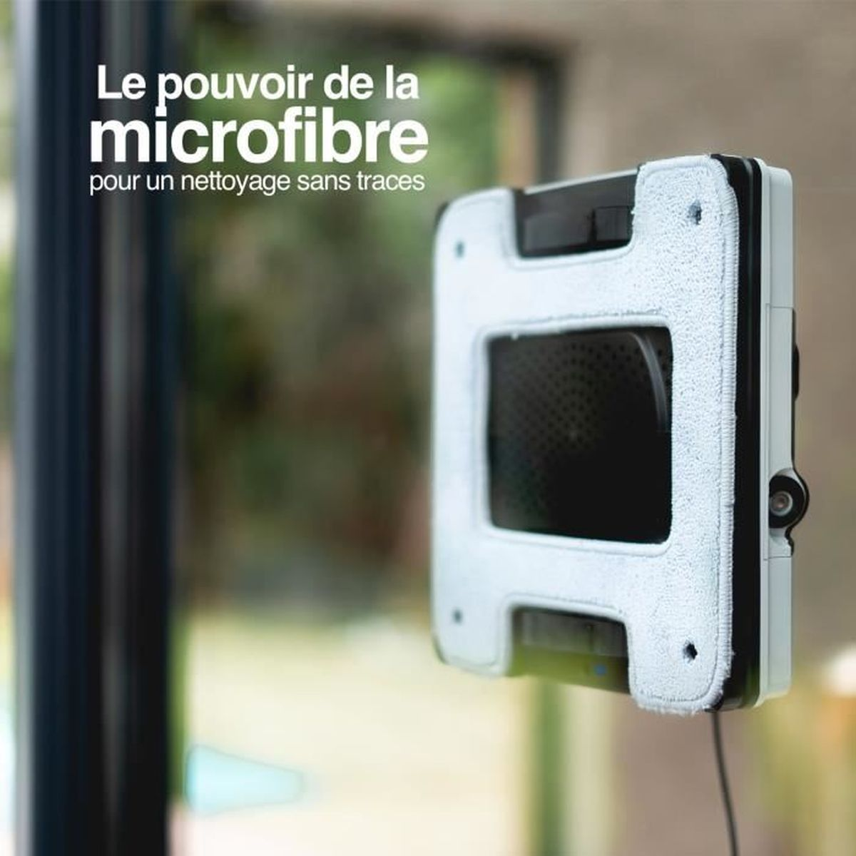 Robotyczny czyścik do okien z nakładką z mikrofibry przyczepiony do okna.