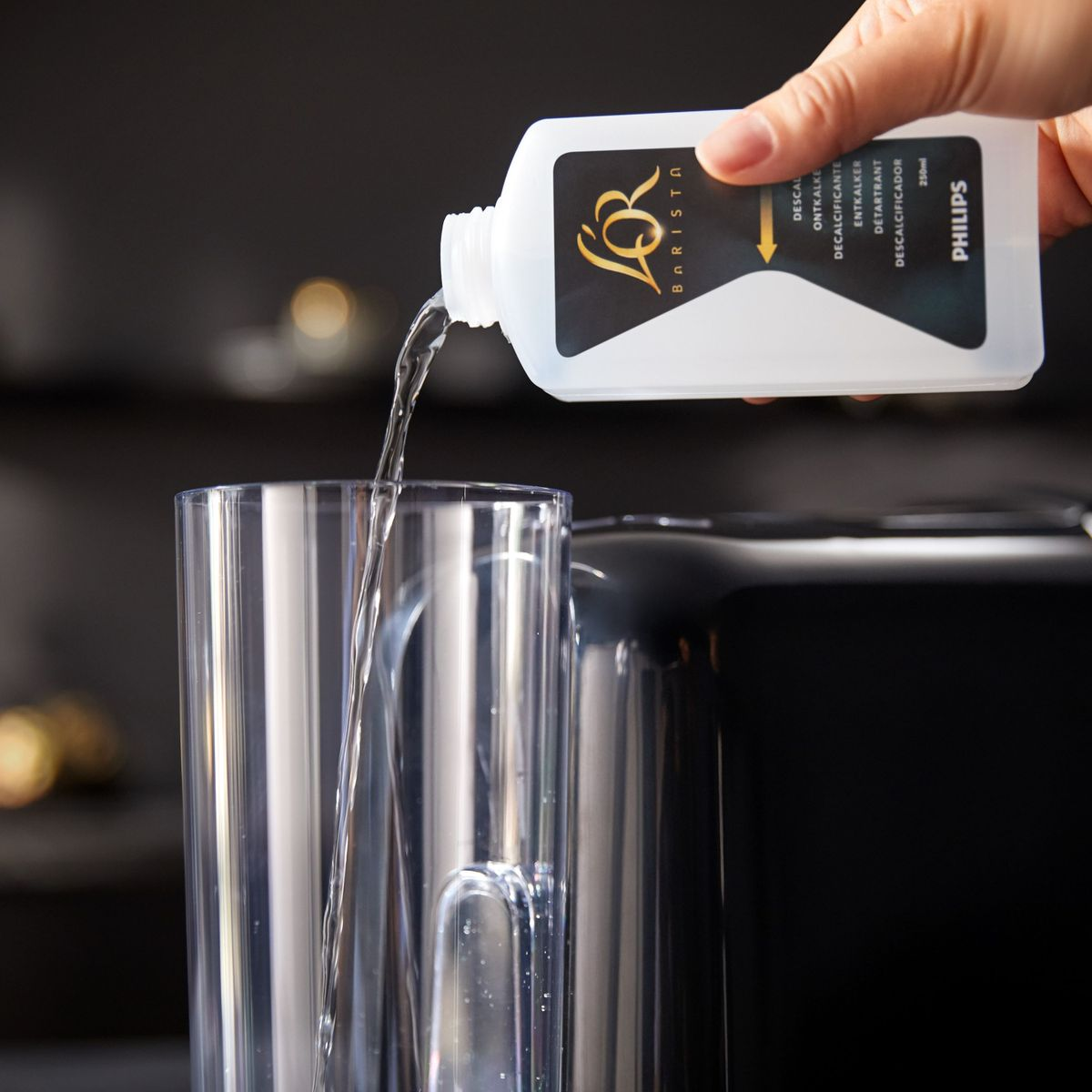 Il liquido viene versato da una bottiglia in un contenitore.