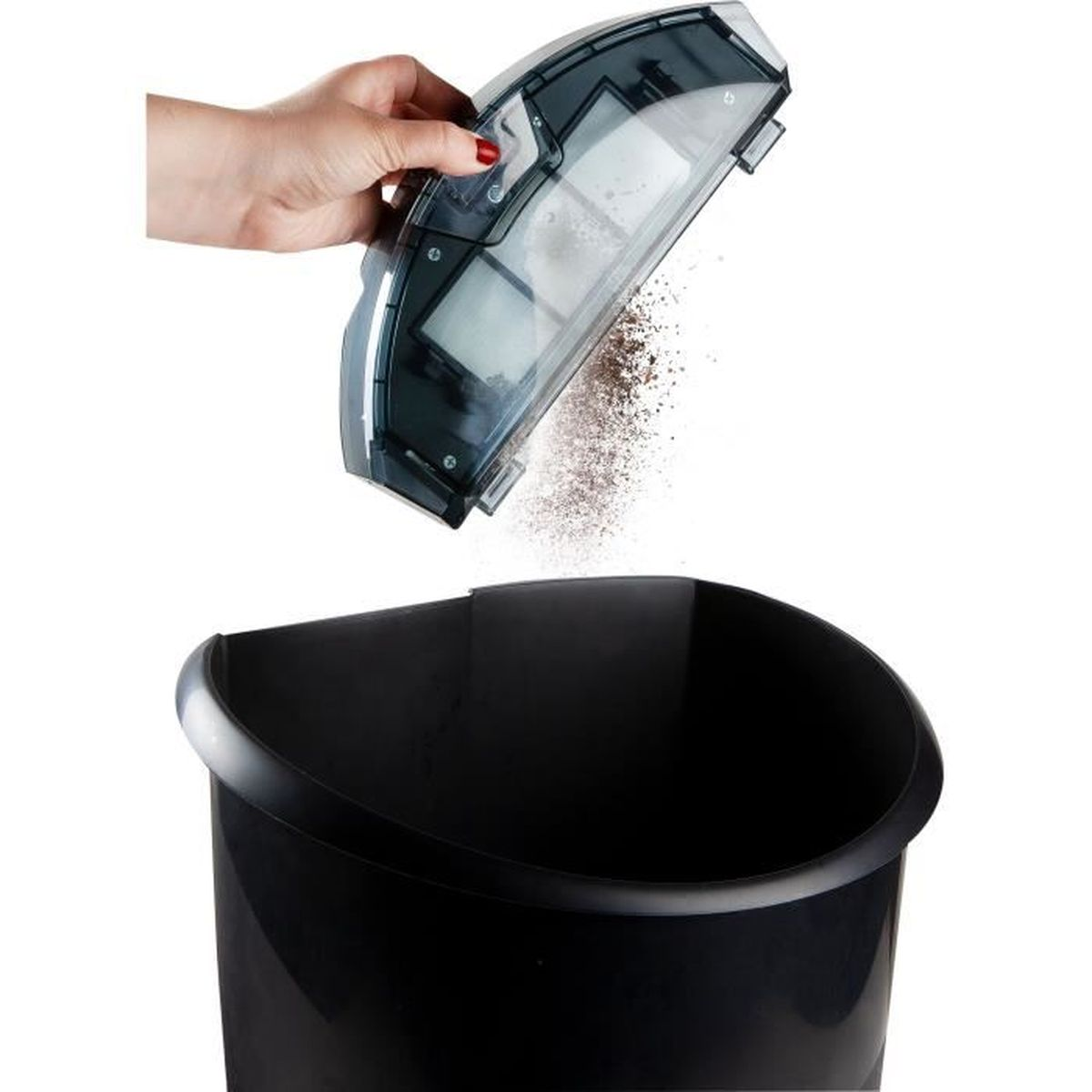 Eine Hand leert einen Staubbehälter in einen schwarzen Behälter.