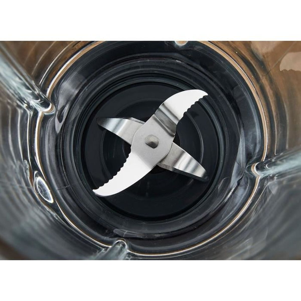 Nahaufnahme von Blenderklingen aus Metall, die in einem Glasbehälter montiert sind.