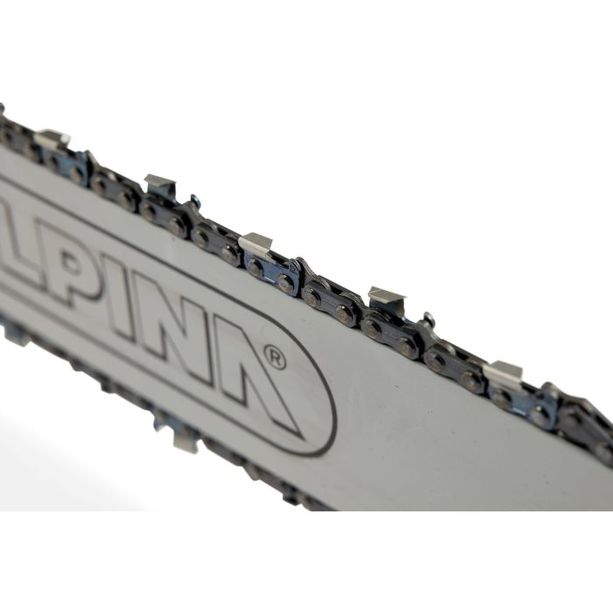 Nahaufnahme einer Motorsägenkette mit dem Logo "ALPINA" auf dem Schwert.