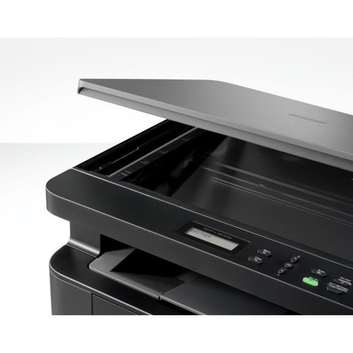 Een open zwarte printer met grijze deksel en klein scherm. Brother logo zichtbaar.