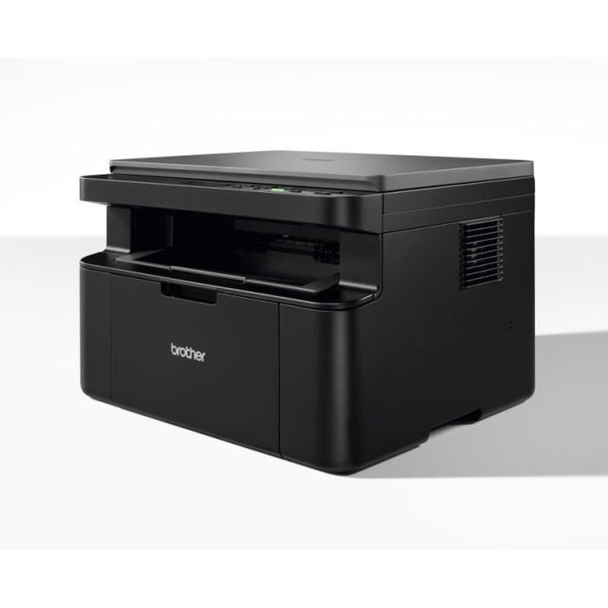 Een zwarte Brother laserprinter met open uitvoerlade op witte achtergrond.