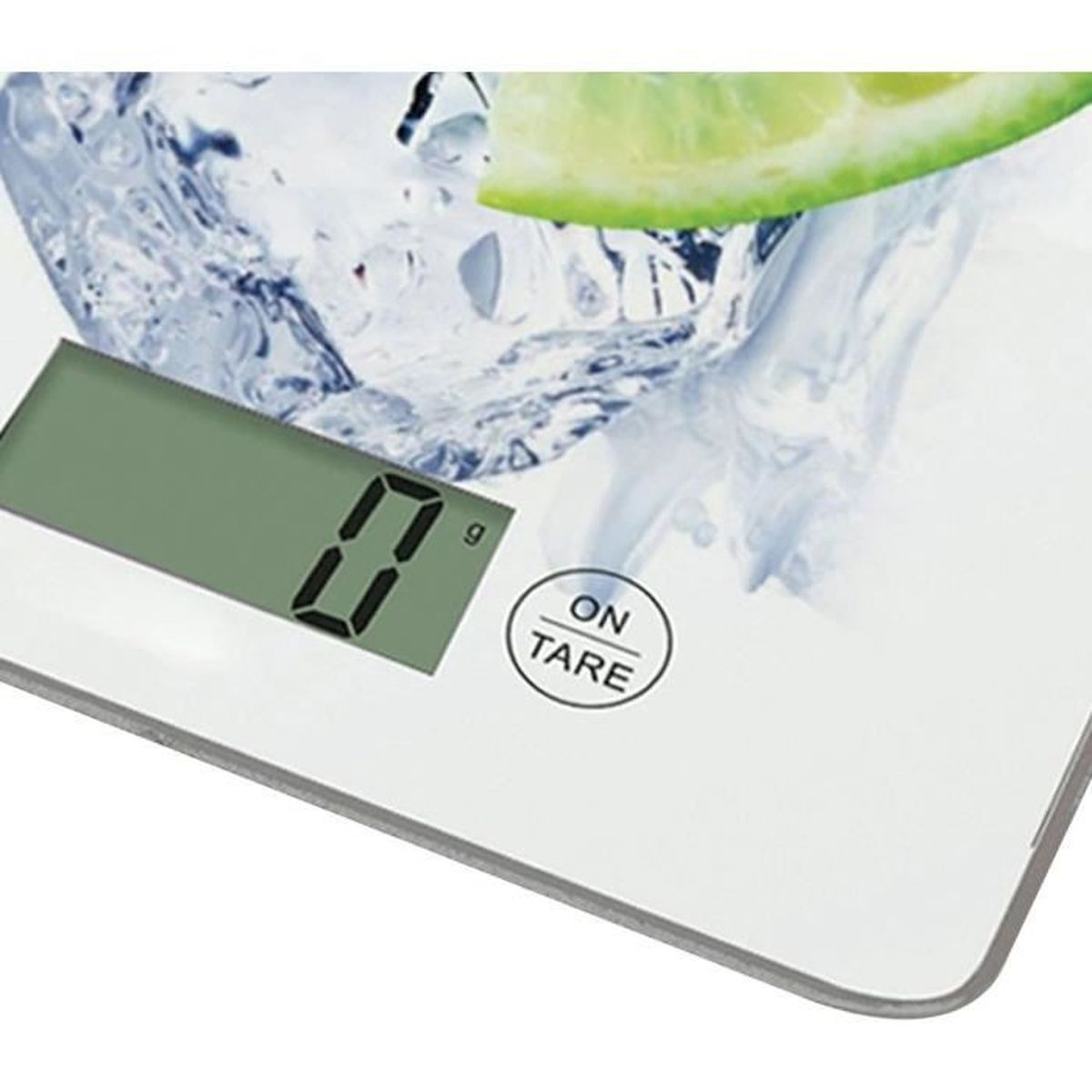 Digitale Waage mit Nullanzeige, Wasserspritzern und Limettenscheibe.