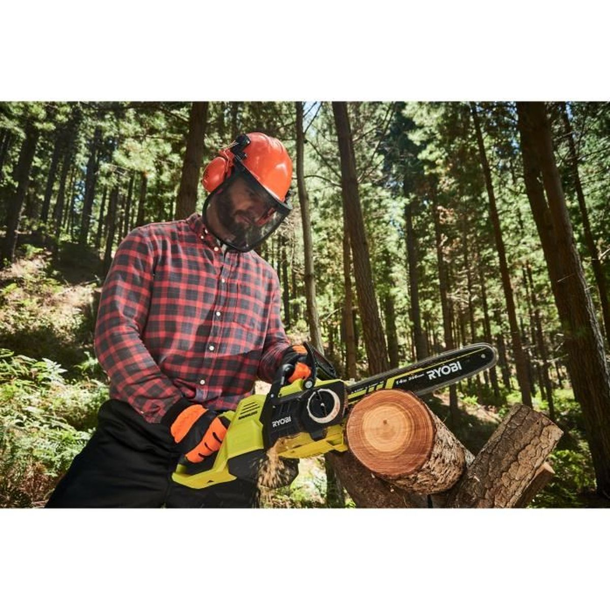 Mann mit Kettensäge im Wald, trägt Helm und orangefarbene Handschuhe.