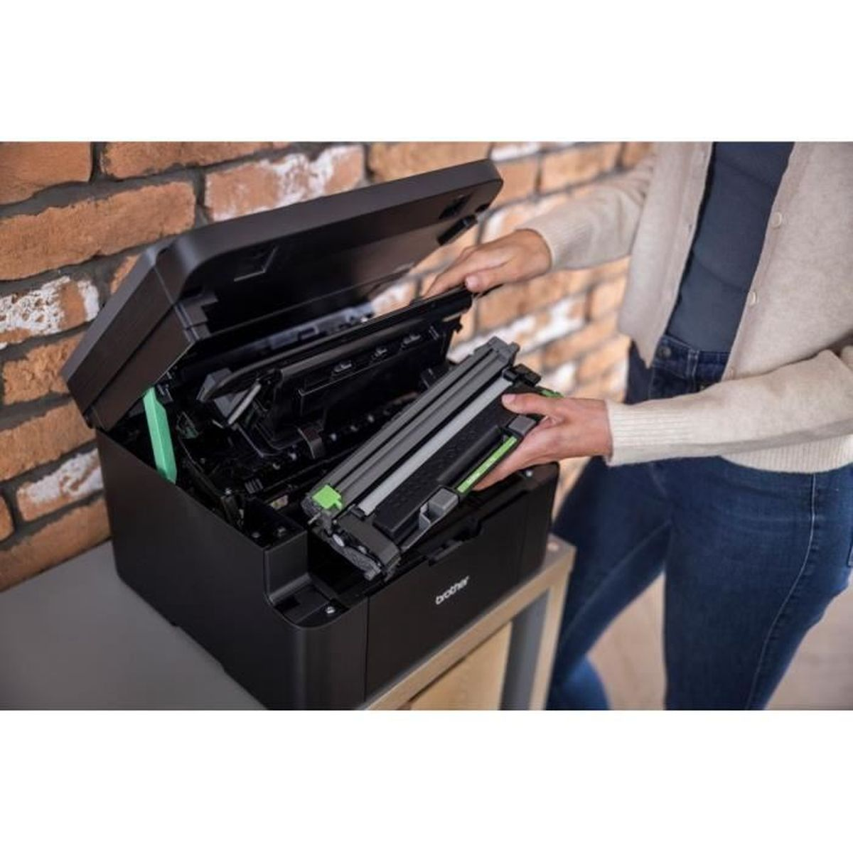 Osoba wymieniająca kasetę z tonerem w drukarce.