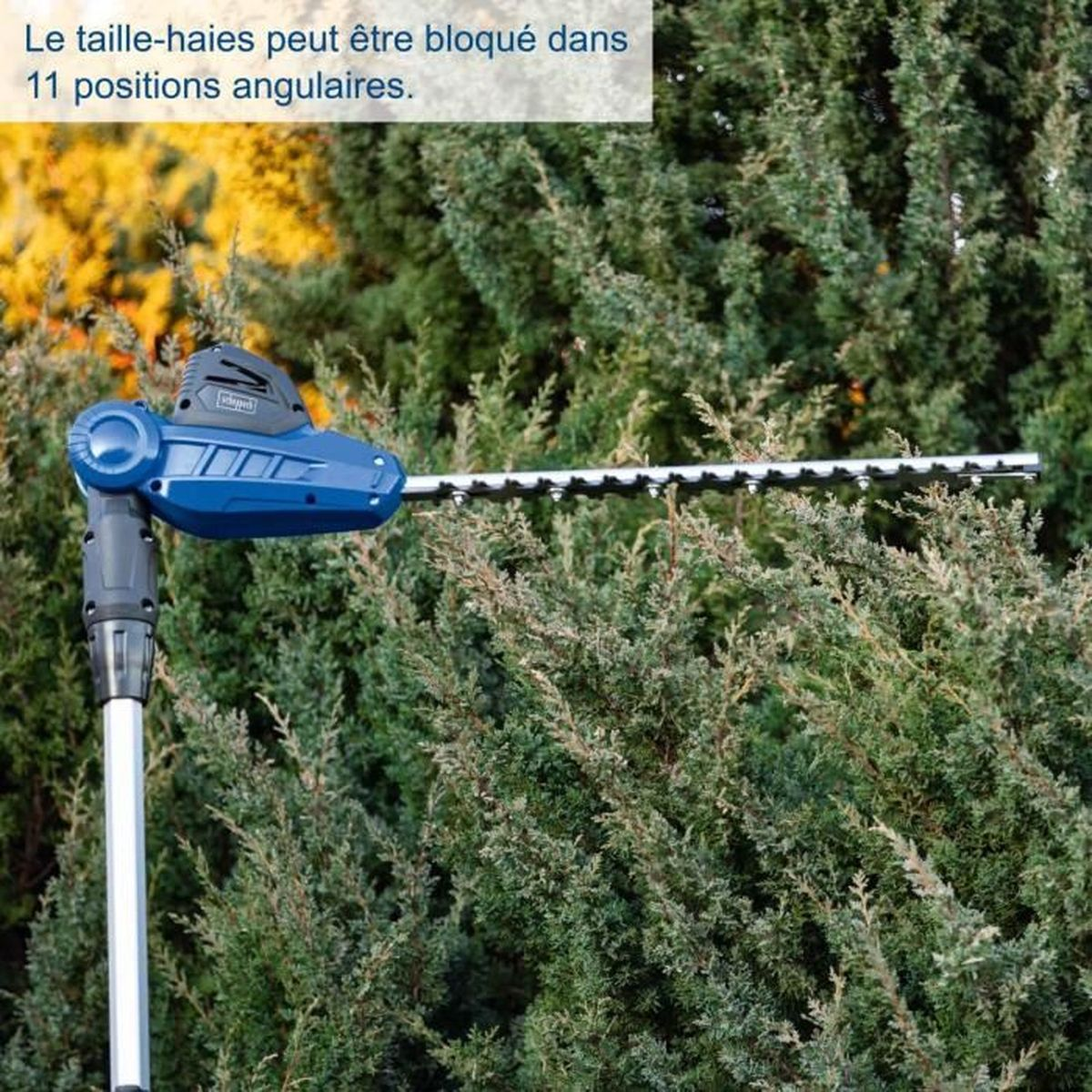 Ein blauer Akku-Rasentrimmer mit Schneidklingen über grünen Büschen.