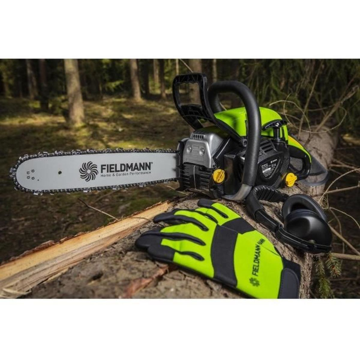 Eine Kettensäge, Handschuhe und Kopfhörer liegen auf einem Baumstamm im Wald.