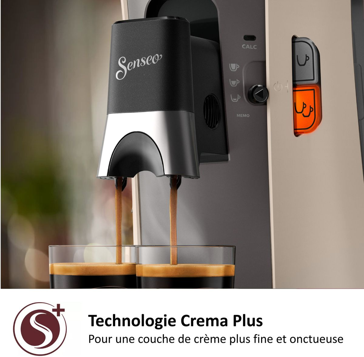 Eine Senseo-Kaffeemaschine brüht zwei Espressi in Gläser mit Crema.