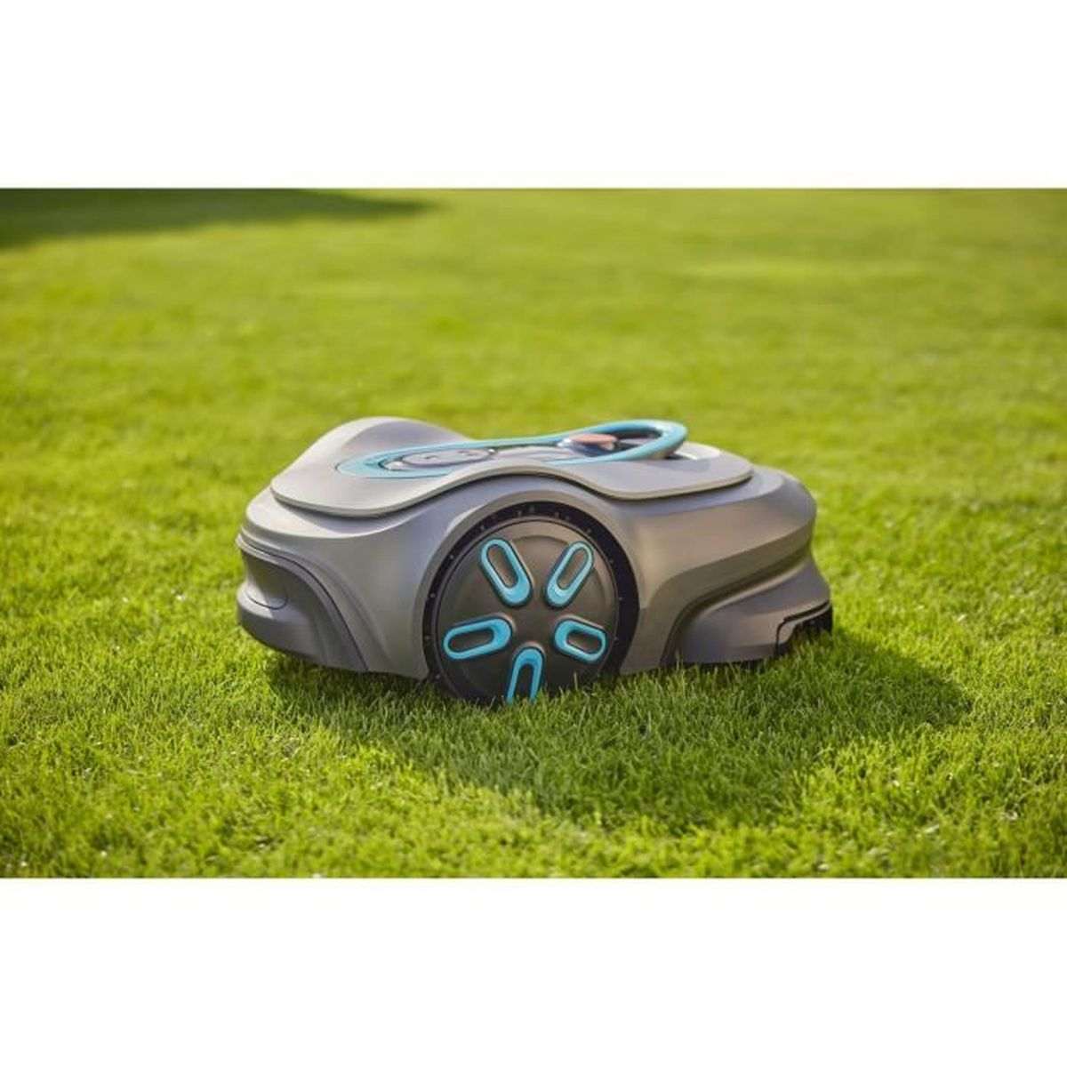 Un robot tosaerba grigio con accenti blu si trova su un prato verde.