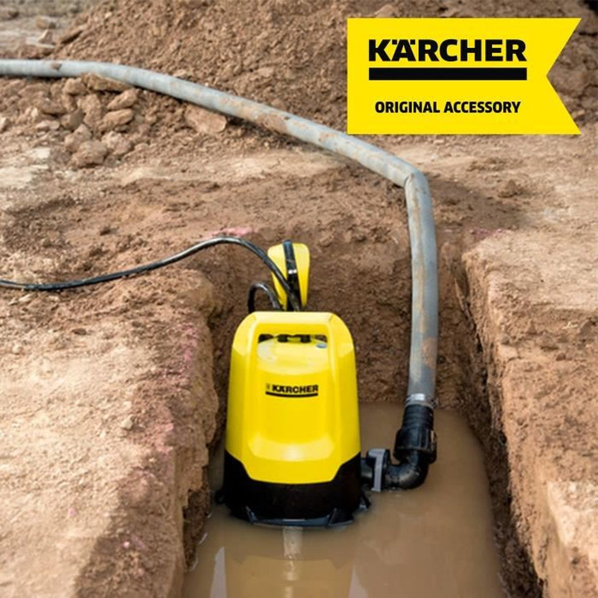 Pompa sommersa gialla nell'acqua in un fosso, con logo Karcher.