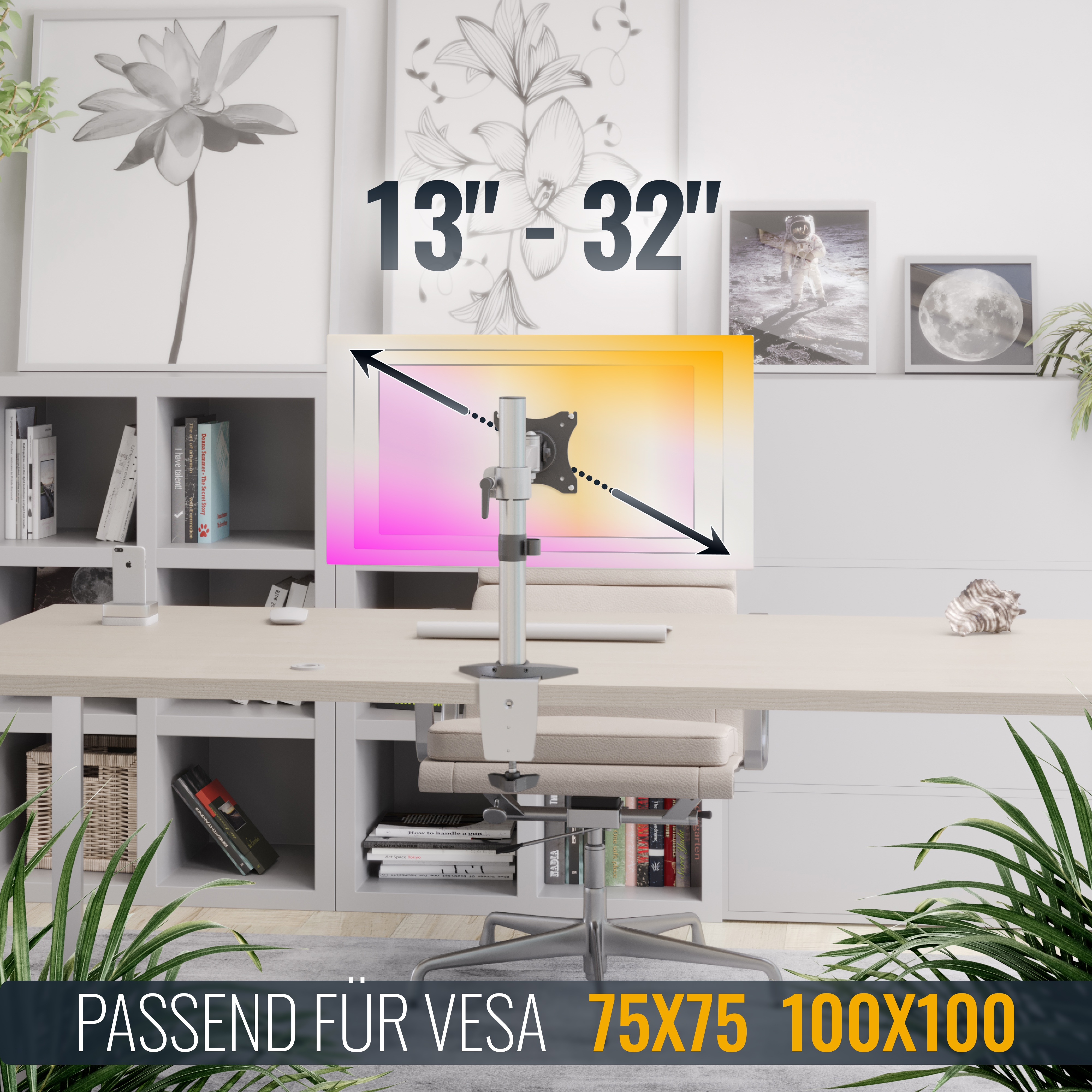 Ein Schreibtisch mit Monitorarm, Bücherregal und Kunstwerken im Hintergrund.