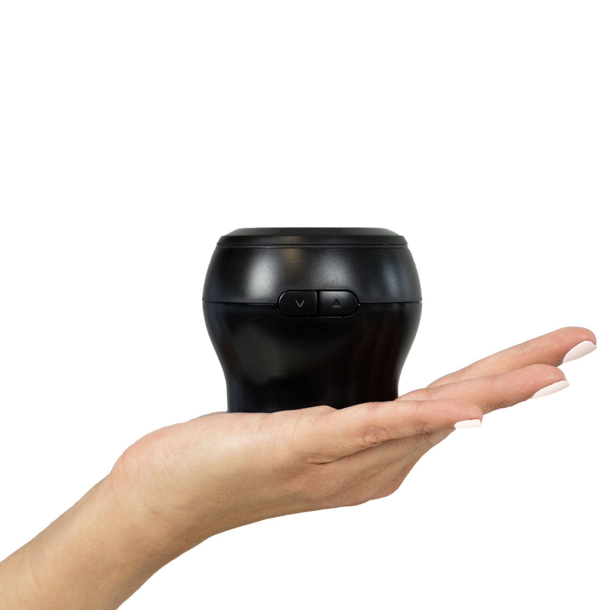 Una mano sostiene un dispositivo negro con dos botones.