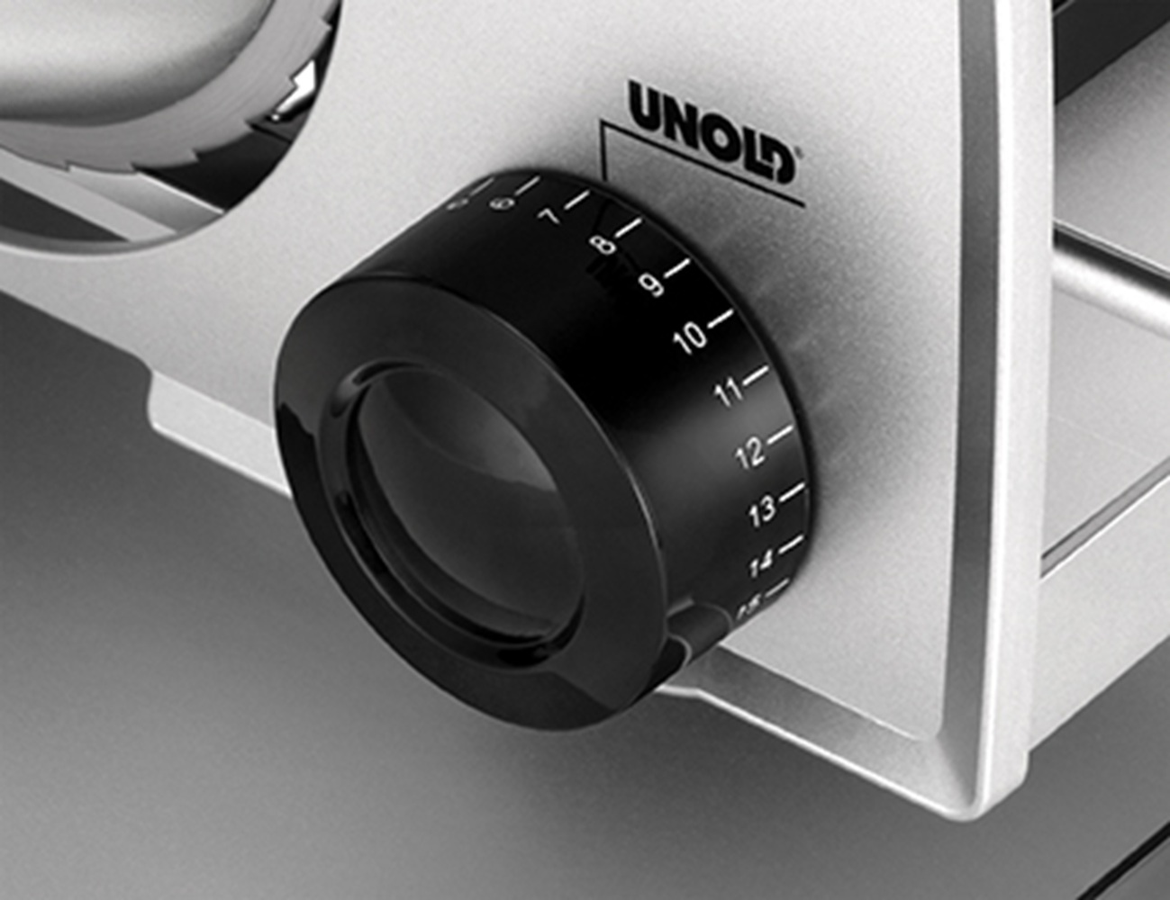 Zbliżenie srebrnej krajalnicy do mięsa z czarnym pokrętłem regulacji od 7 do 14.