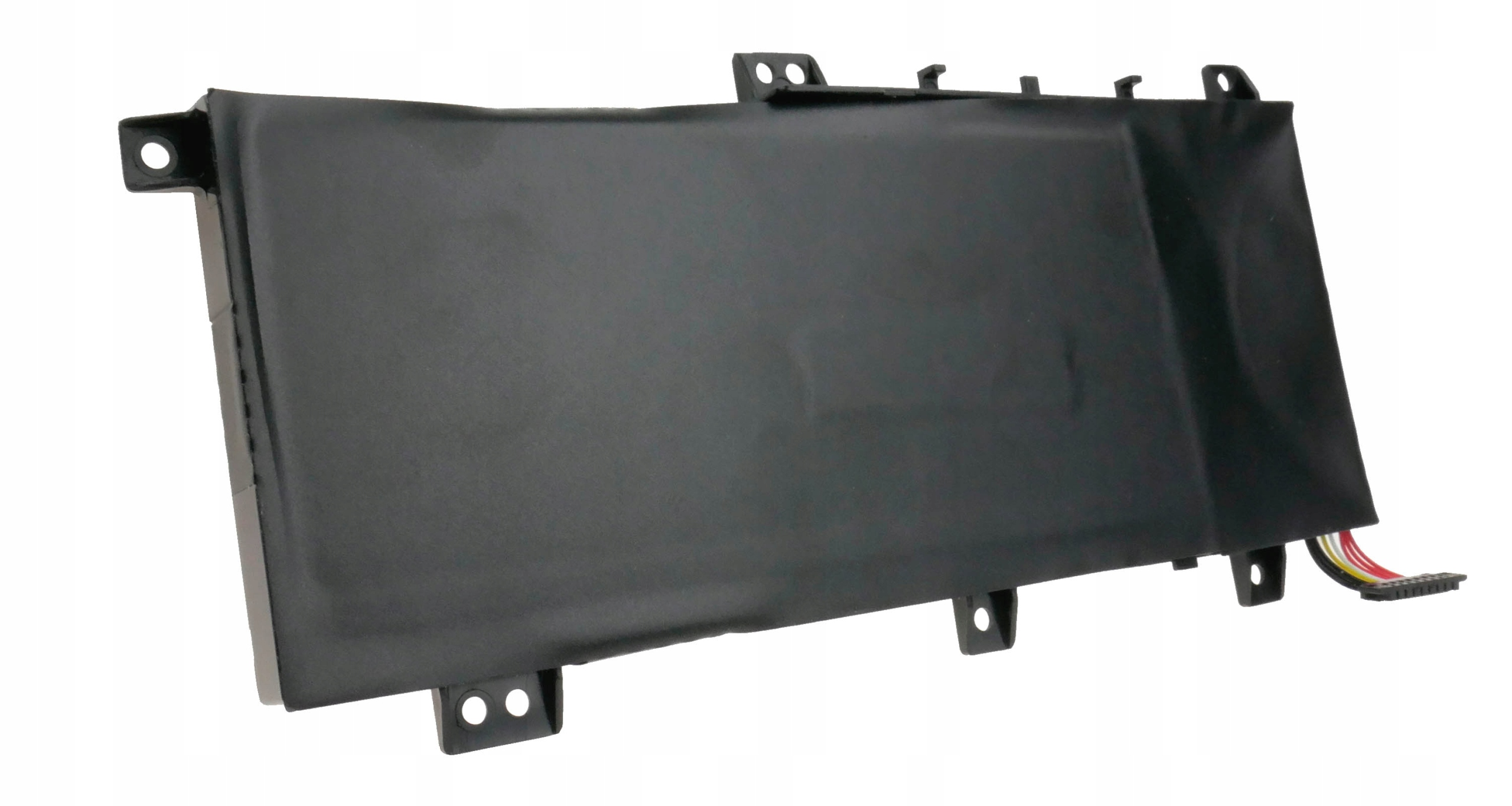 Czarny akumulator do laptopa z kablem i złączami, białe tło.