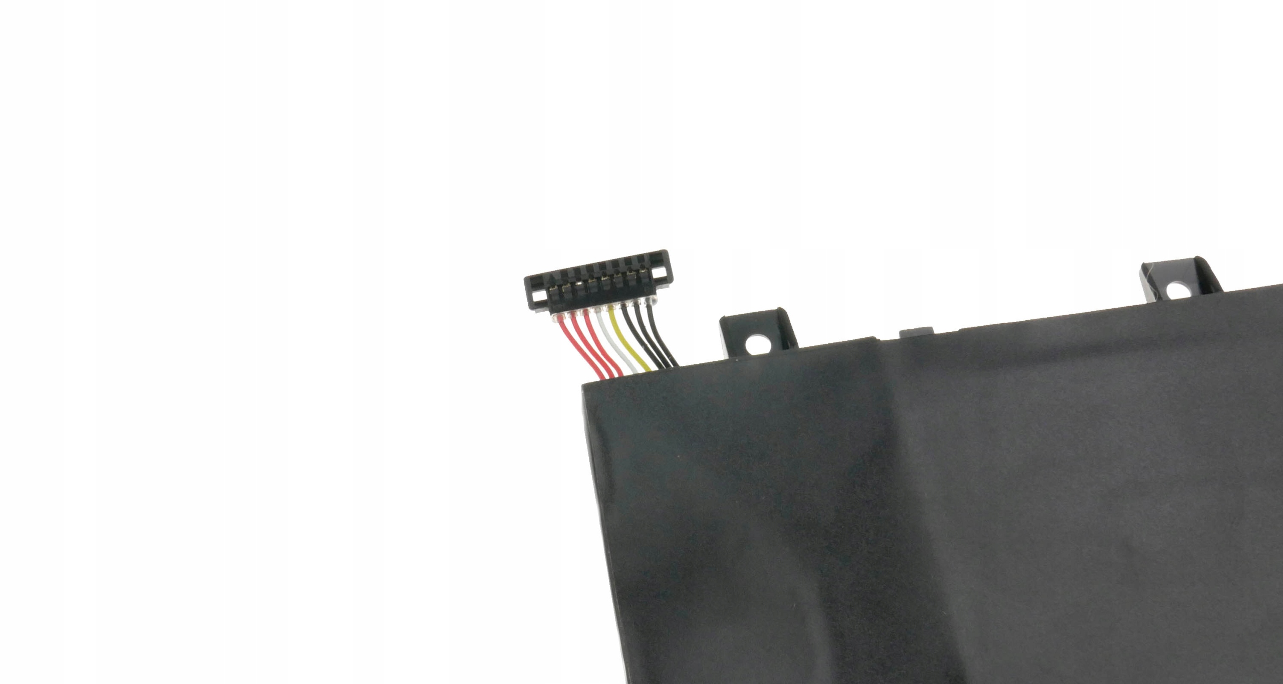 Zbliżenie czarnego akumulatora z wielokolorowym złączem przewodów i czarną obudową.