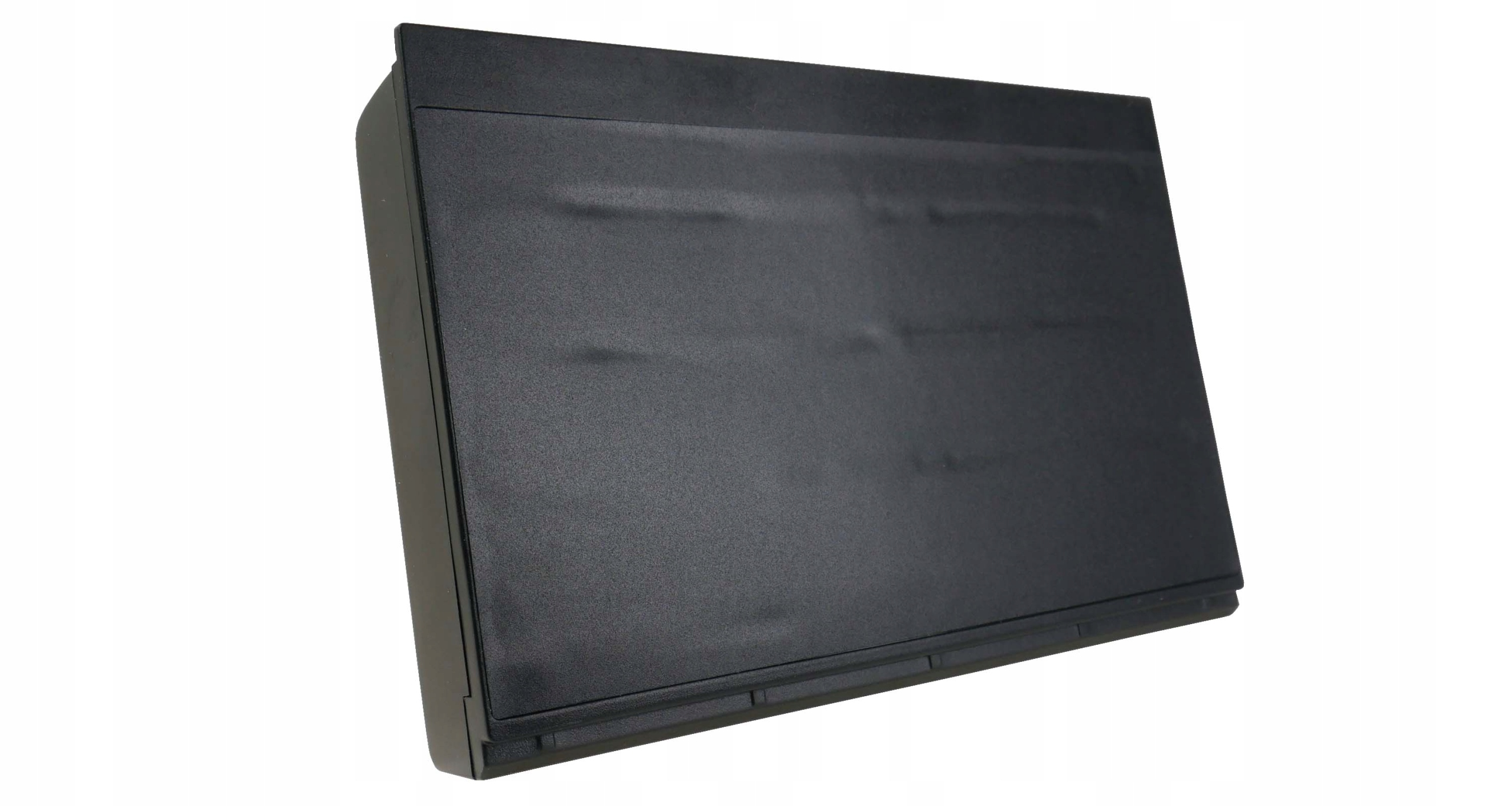 Czarny, prostokątny przedmiot z subtelną fakturą i zaokrąglonymi krawędziami na białym tle.