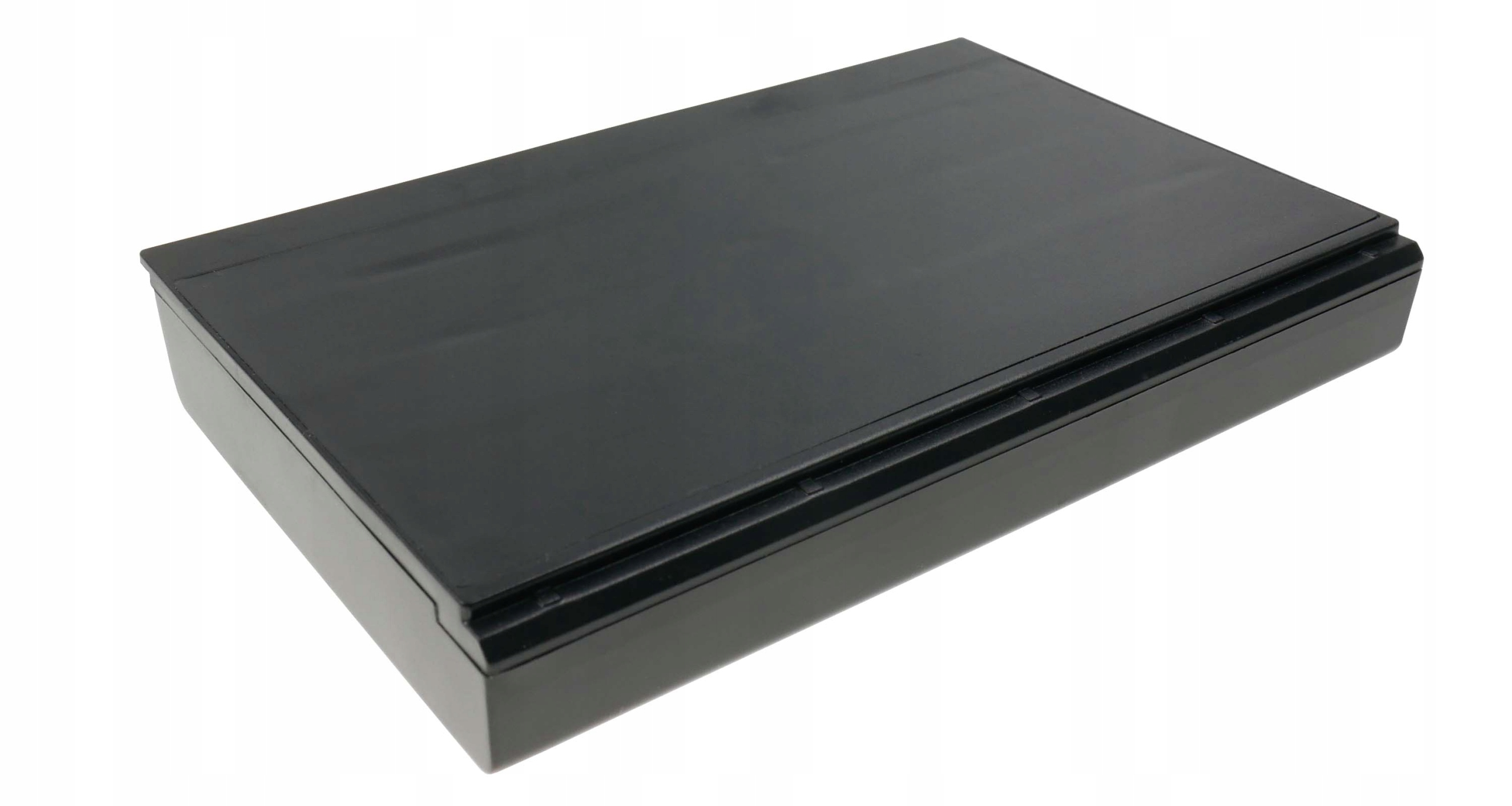 Czarny, prostokątny pojemnik z zaokrąglonymi rogami na białym tle.