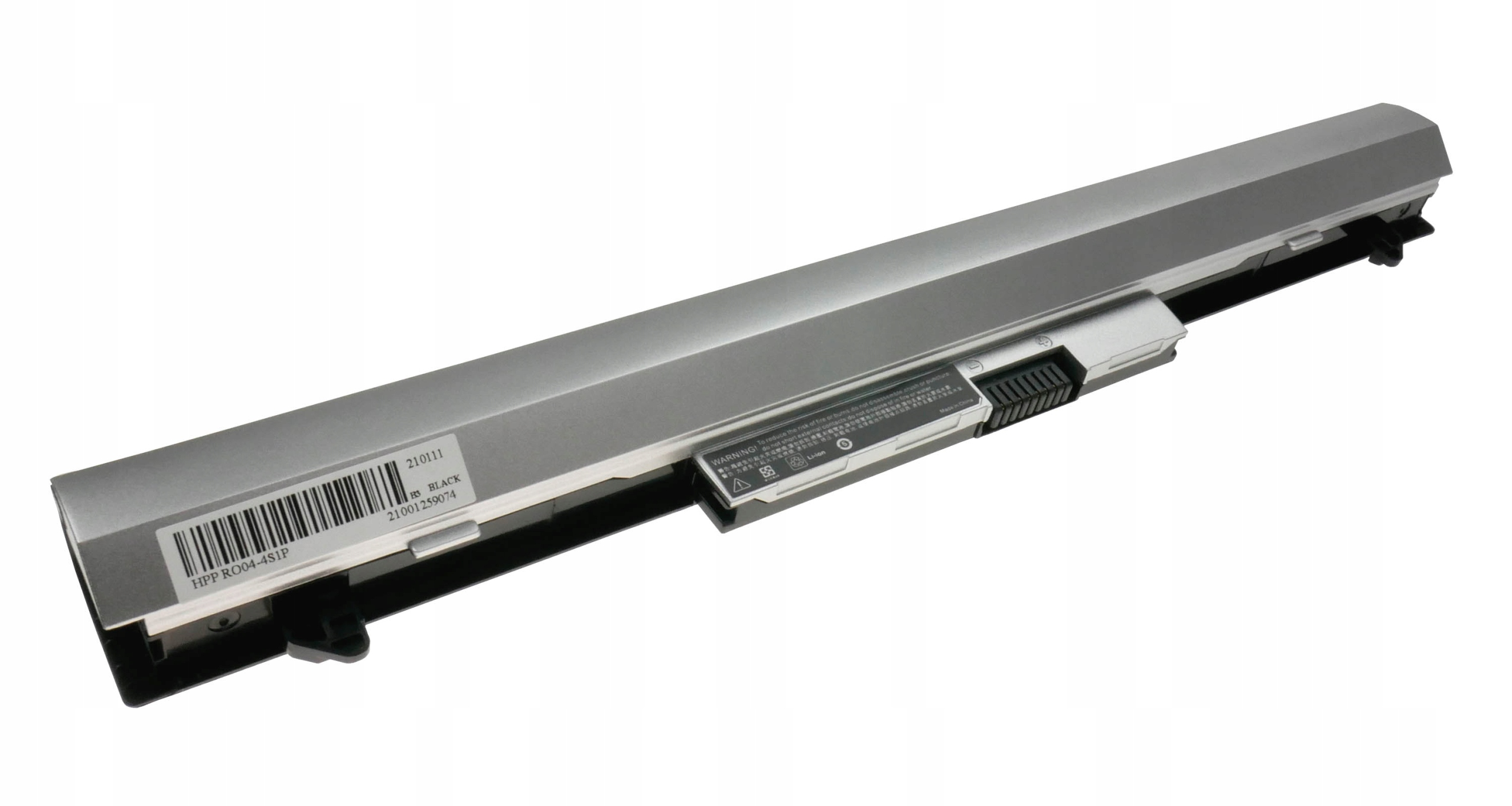 Srebrno-czarna bateria do laptopa z etykietami ostrzegawczymi i kodem kreskowym. Model HPP RO04-4S1P.