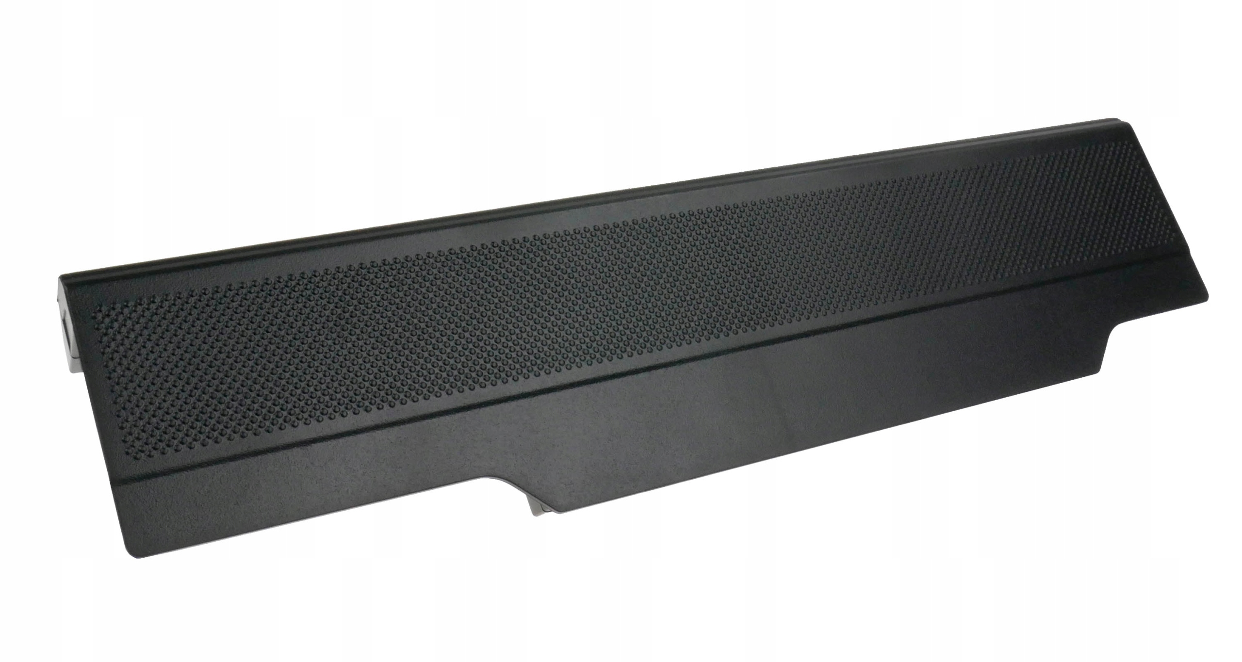Czarna, prostokątna część samochodowa z perforowaną powierzchnią i wycięciami.