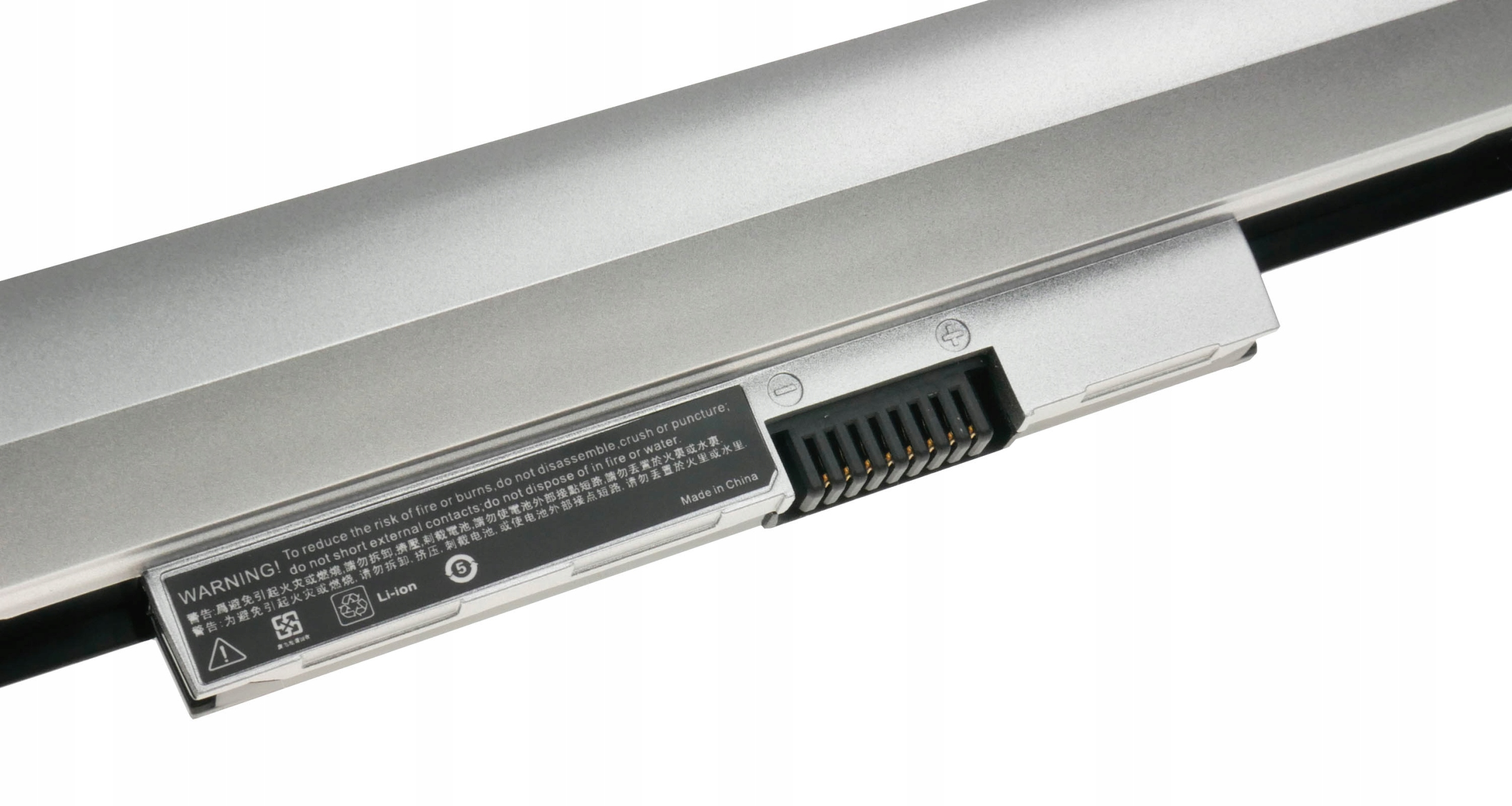 Srebrny akumulator do laptopa z etykietami ostrzegawczymi i złączem.