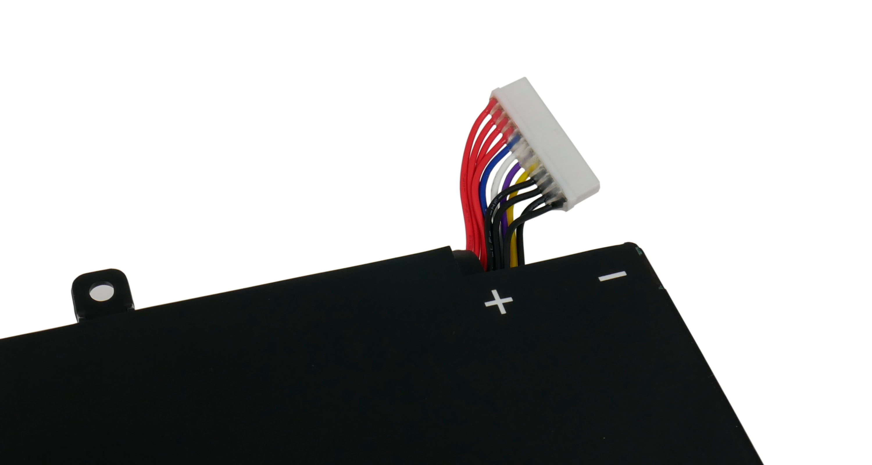 Czarna bateria z przewodami połączeniowymi w kolorach czerwonym, niebieskim, białym, fioletowym, żółtym i czarnym.