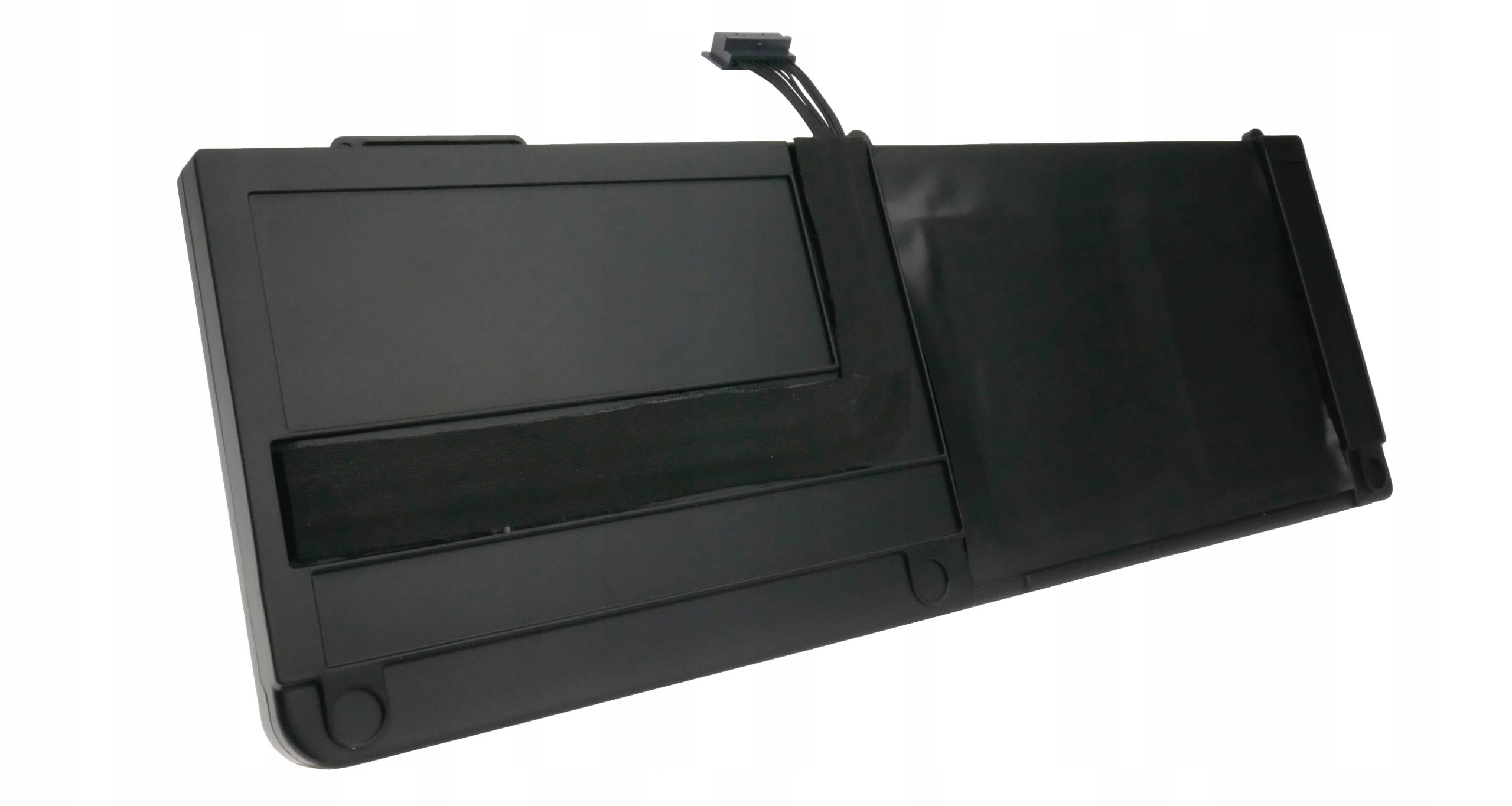 Czarna bateria do laptopa z kablem i złączem na białym tle.