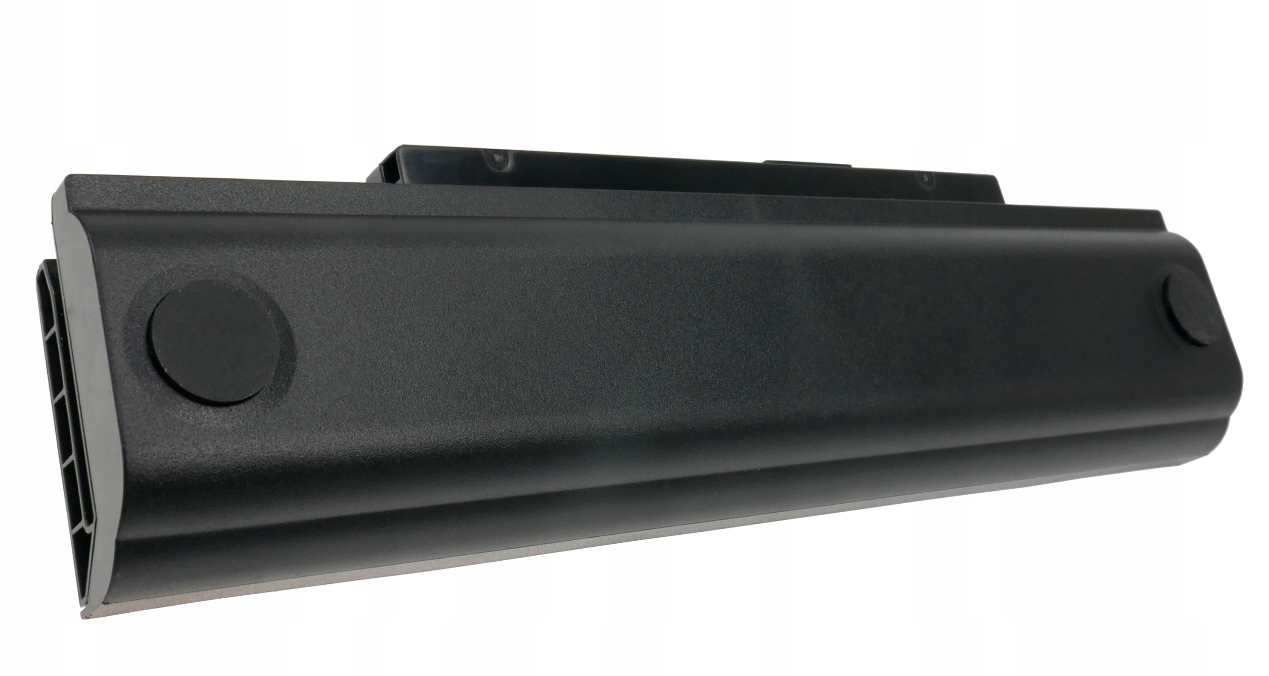 Czarna bateria do laptopa z otworami wentylacyjnymi i okrągłymi gumowymi nóżkami.