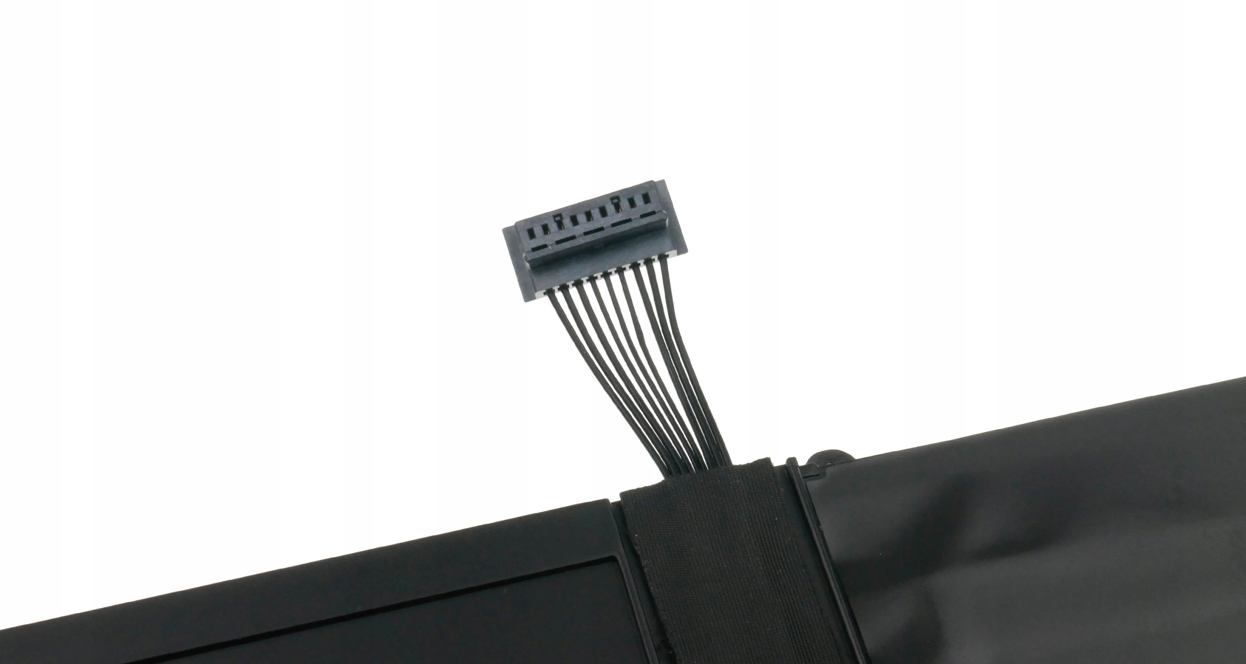 Czarny złącznik z wieloma przewodami prowadzącymi do baterii.