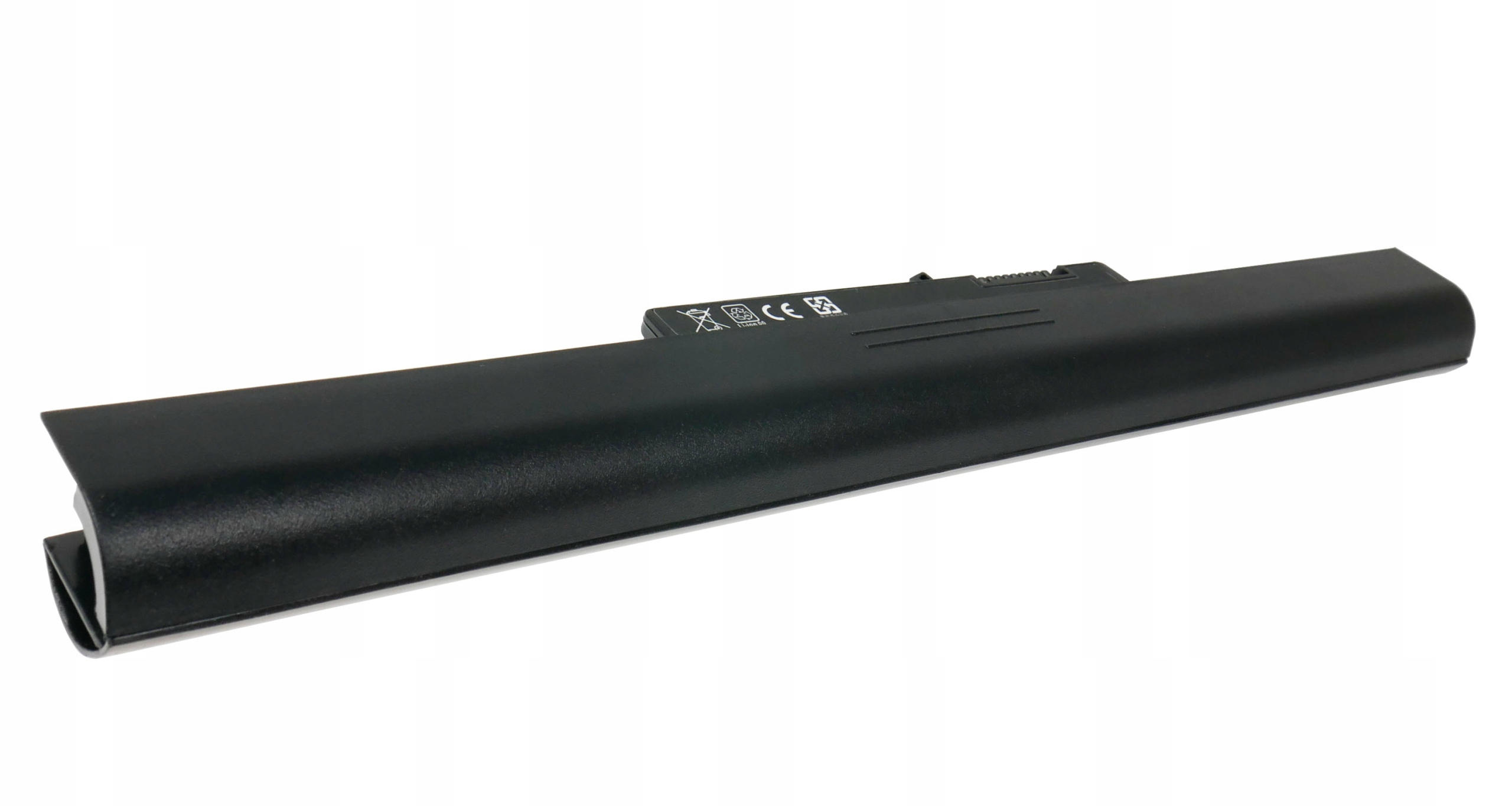 Czarna bateria do laptopa z symbolami CE i recyklingu na białym tle.