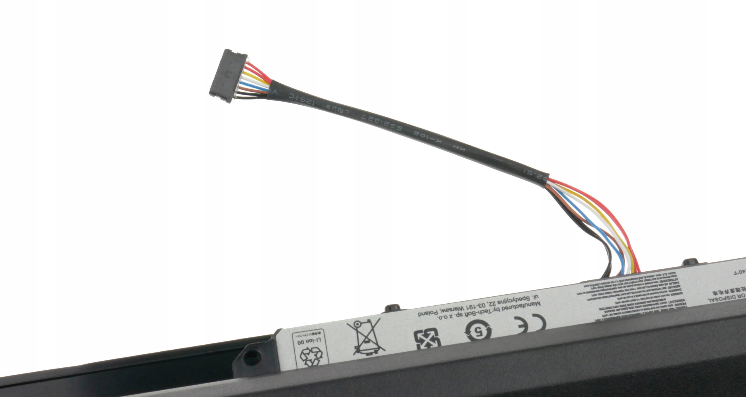 Bateria laptopa z kablem i wieloma kolorowymi przewodami, białe tło.