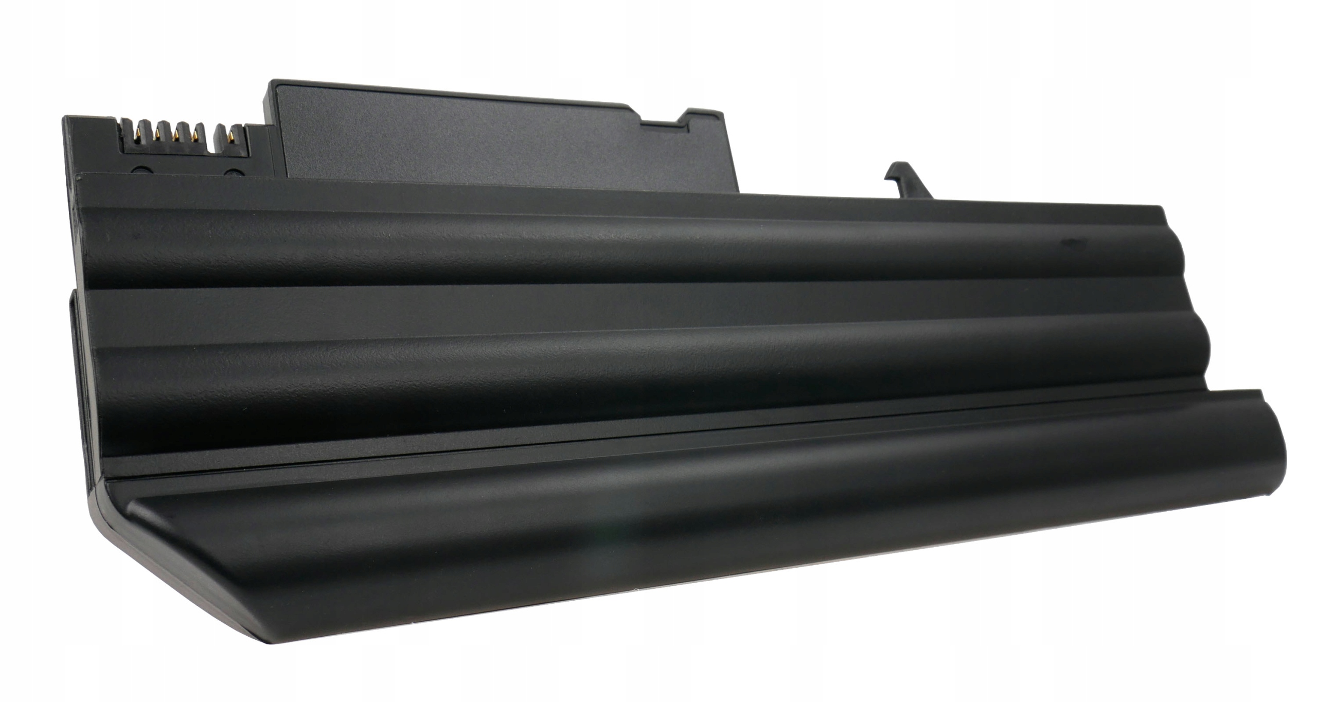 Czarna bateria do laptopa z rowkami i złączami na białym tle.