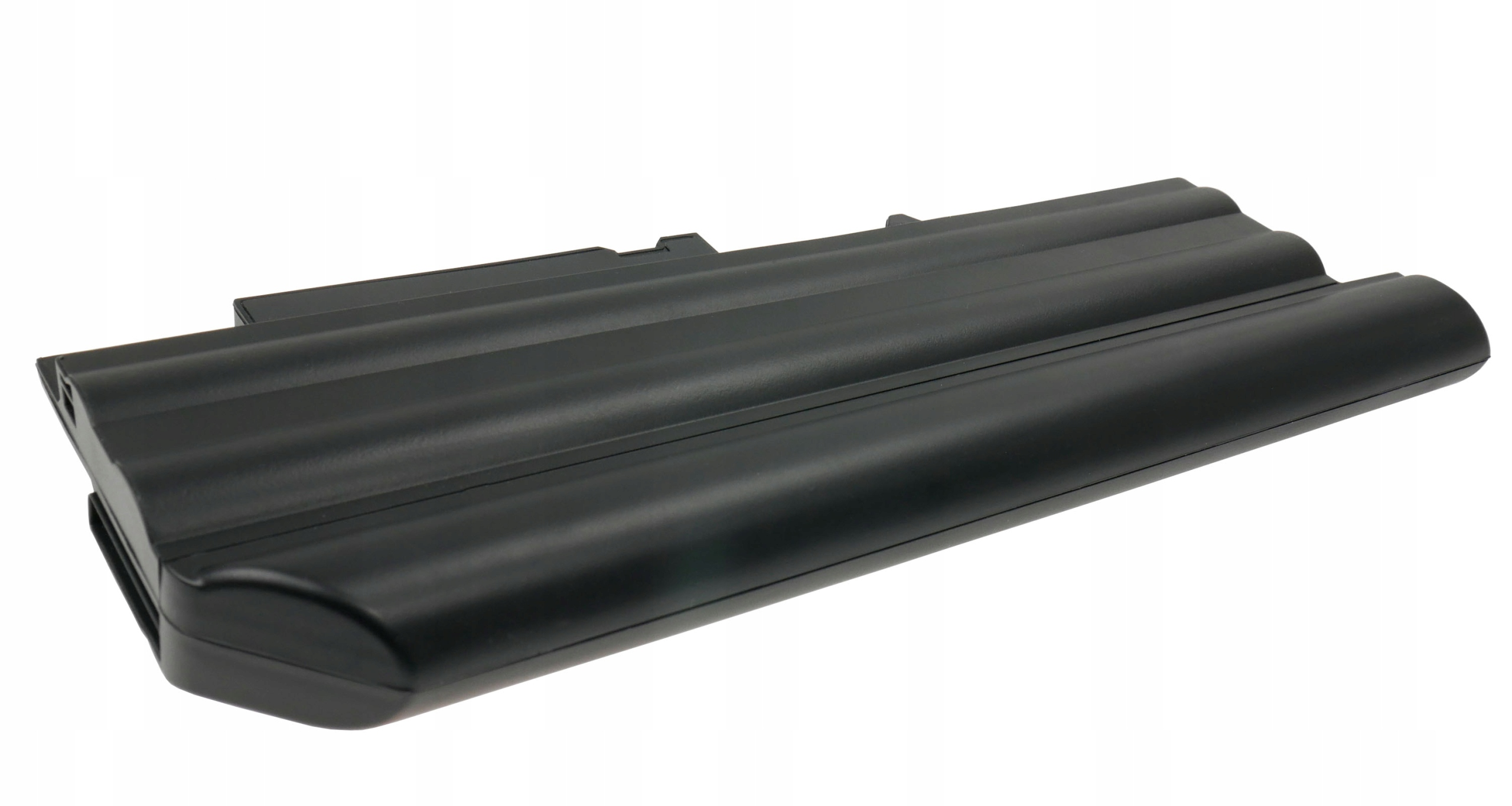 Czarna bateria do laptopa z karbowaną powierzchnią, na białym tle.