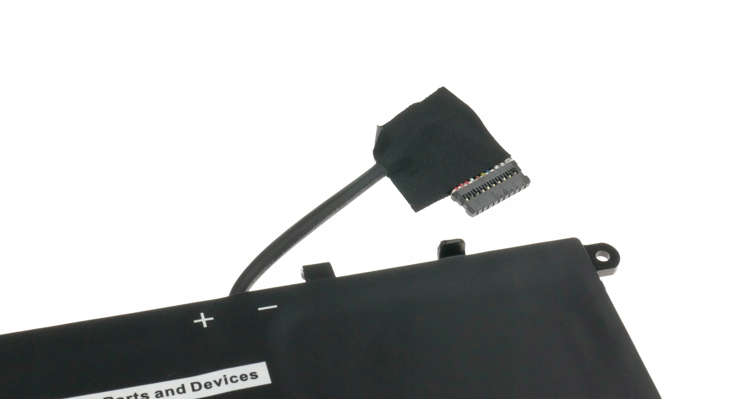 Czarna bateria laptopa z kablem przyłączeniowym i złączem.