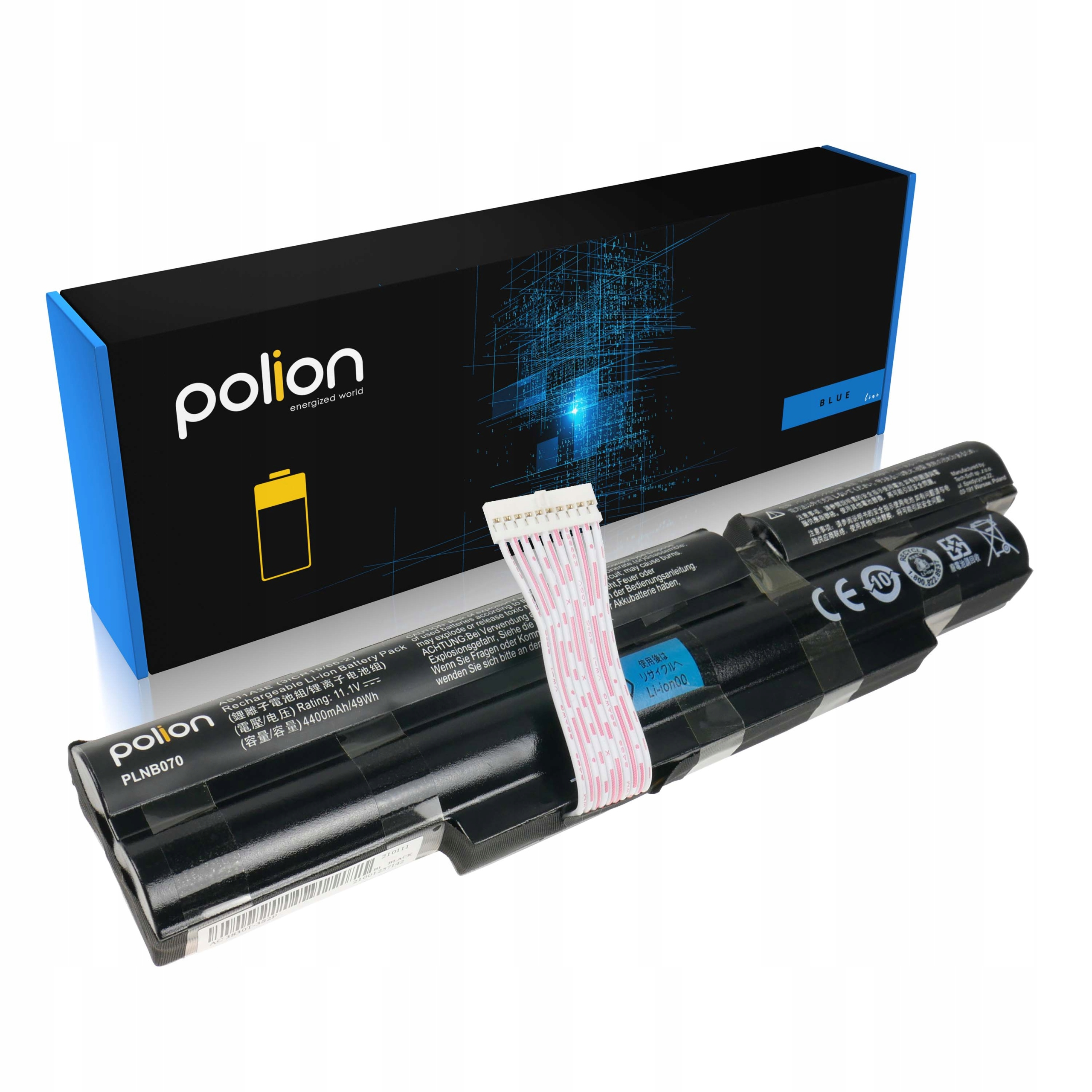 Czarny akumulator z niebieską krawędzią leży przed czarnym opakowaniem z niebieskim napisem.