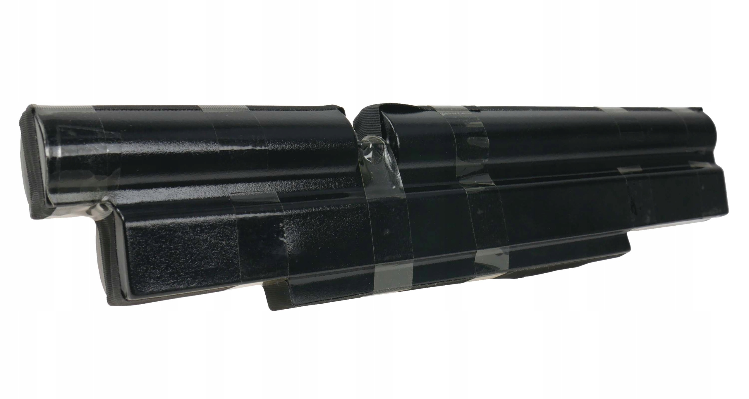 Dwa czarne, prostokątne przedmioty połączone taśmą.