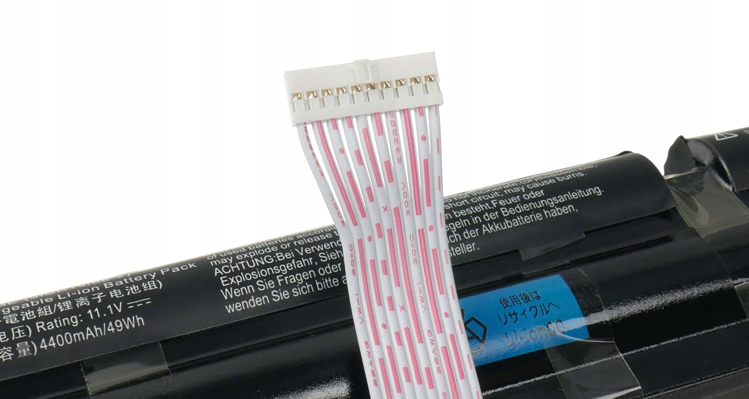 Zbliżenie na akumulator laptopa z taśmowym kablem i etykietami ostrzegawczymi.